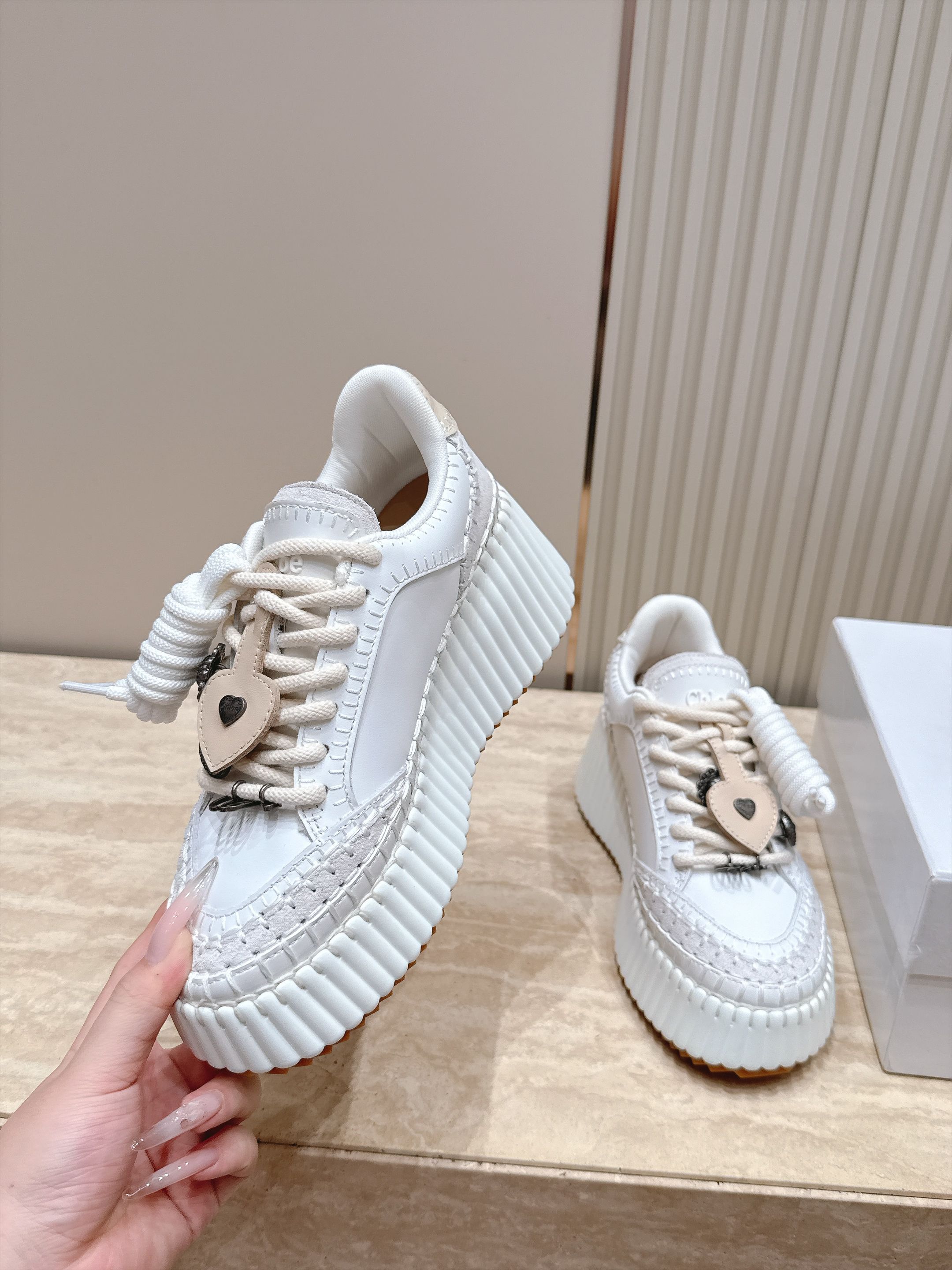 Chloe 克洛伊/蔻依 26ss 春夏季季新款 厚底小白鞋 休闲鞋 原版鞋底,全手工穿线,所有的位置刚刚好 ,网红爆 Chloe 克洛伊/蔻依 26ss 春夏季季新款 厚底小白鞋 休闲鞋 原版鞋底,全手工穿线,所有的位置刚刚好 ,网红爆
