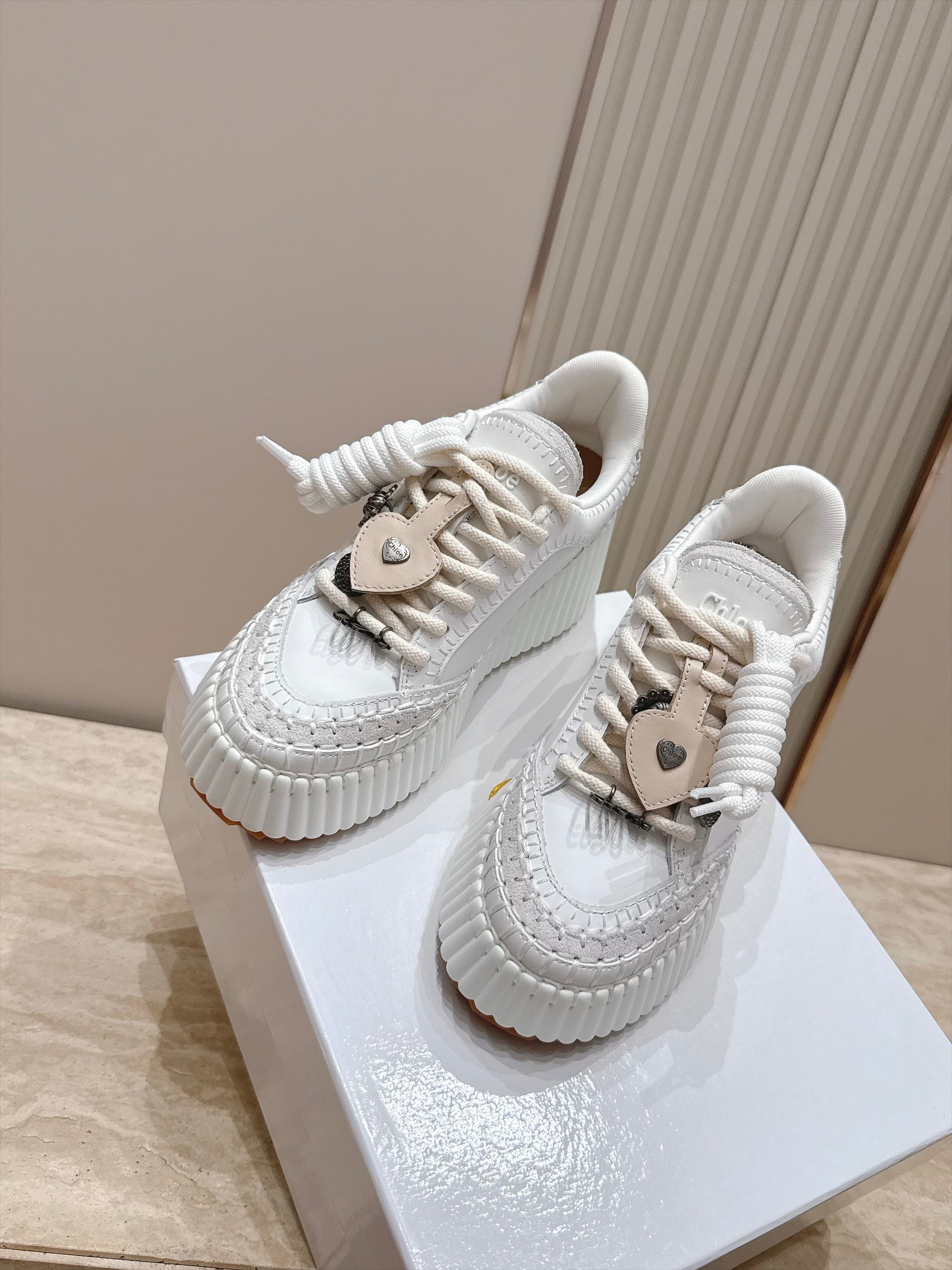 Chloe 克洛伊/蔻依 26ss 春夏季季新款 厚底小白鞋 休闲鞋 原版鞋底,全手工穿线,所有的位置刚刚好 ,网红爆 Chloe 克洛伊/蔻依 26ss 春夏季季新款 厚底小白鞋 休闲鞋 原版鞋底,全手工穿线,所有的位置刚刚好 ,网红爆