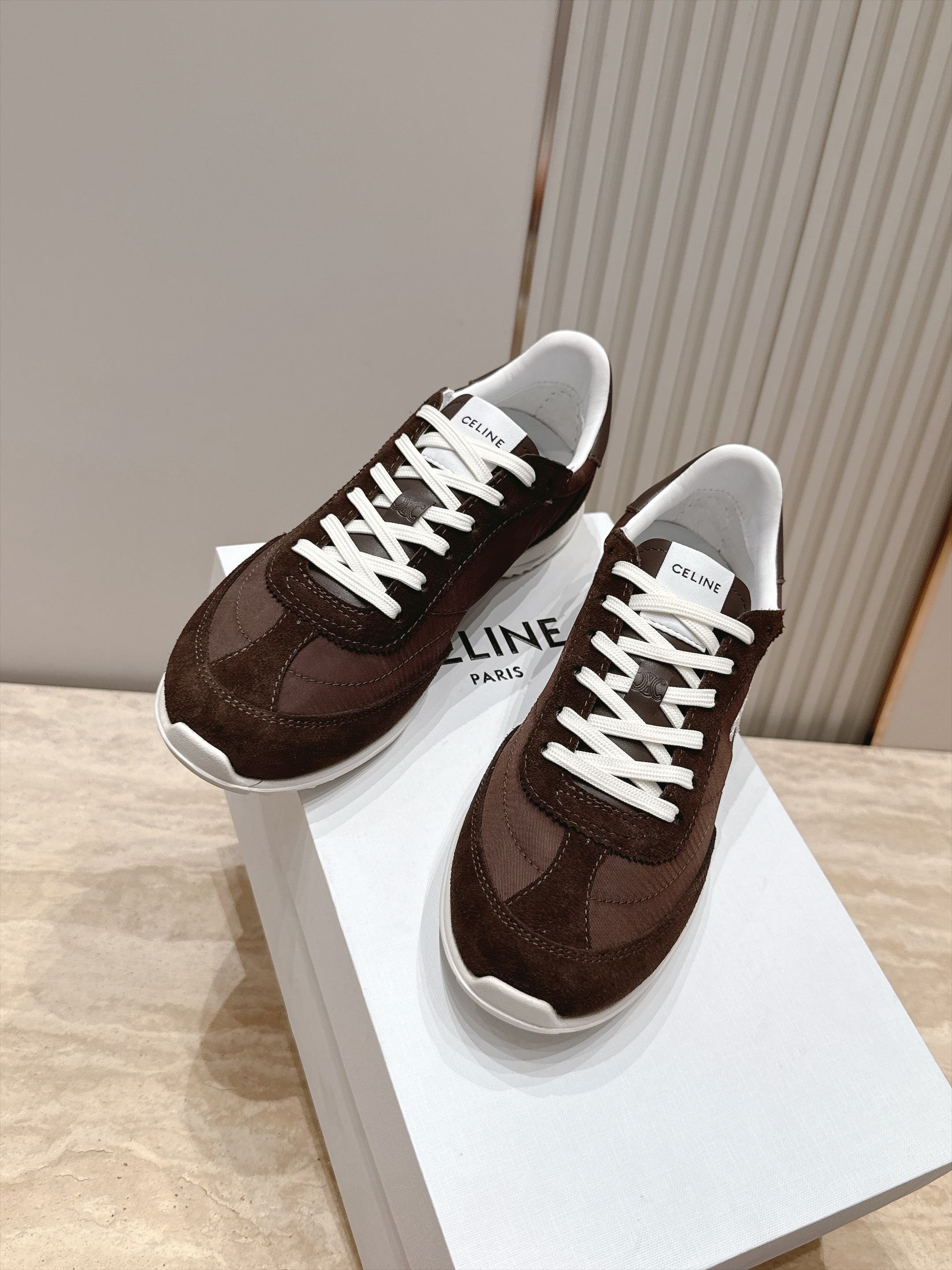 Celine 赛琳  26新款凯旋门德训鞋阿甘鞋休闲鞋 这是充满街头感的一双鞋子，延续经典设计非常赞 这款鞋有它自己独特