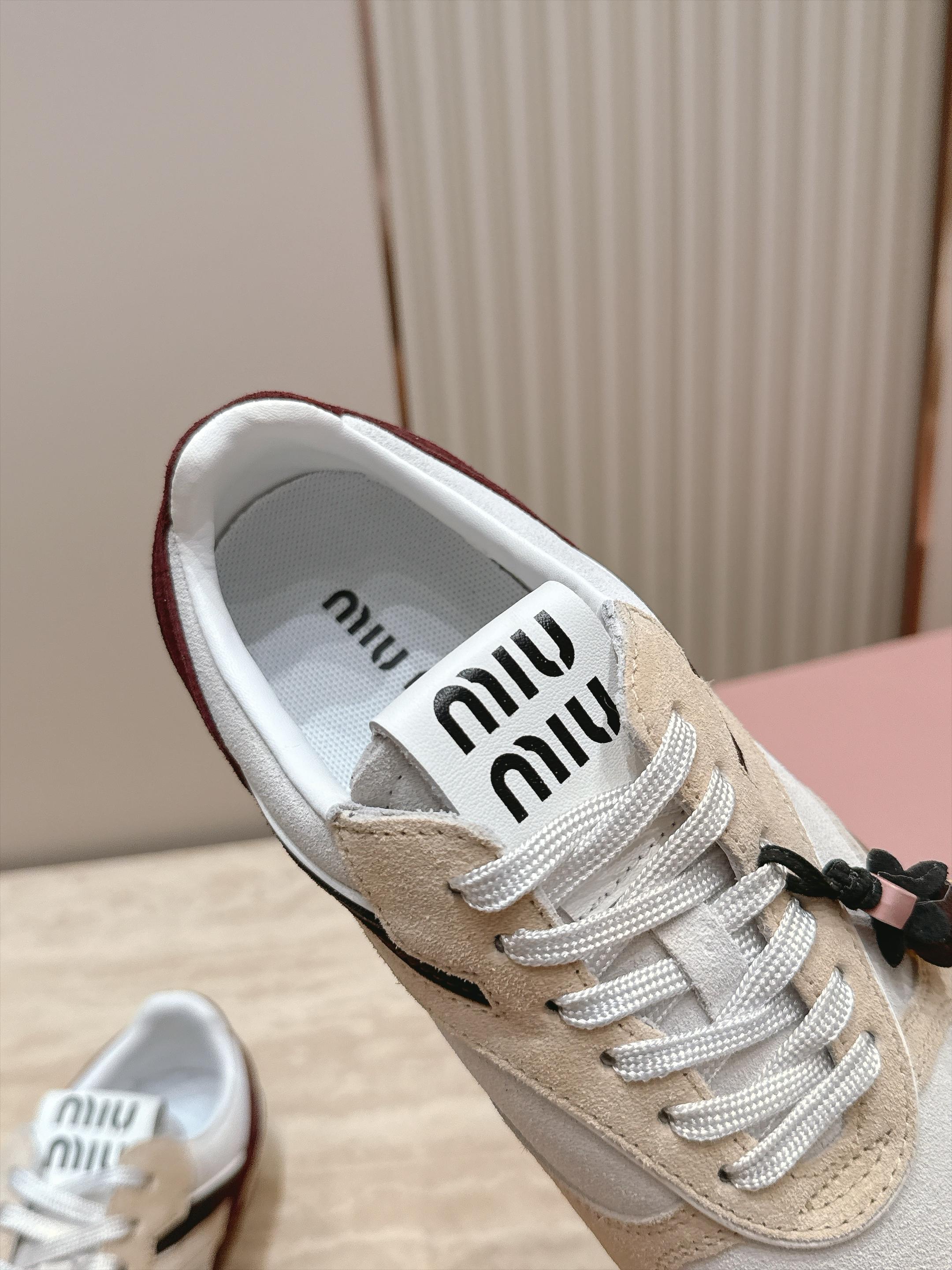 Miu Miu 26新款走秀德训鞋 休闲运动鞋 休闲鞋秀场工艺来自Miu Miu系列的细节特写 新季的潮流此刻挚爱的概念 Miu Miu 26新款走秀德训鞋 休闲运动鞋 休闲鞋秀场工艺来自Miu Miu系列的细节特写 新季的潮流此刻挚爱的概念