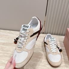 Miu Miu 26新款走秀德训鞋 休闲运动鞋 休闲鞋秀场工艺来自Miu Miu系列的细节特写 新季的潮流此刻挚爱的概念 Miu Miu 26新款走秀德训鞋 休闲运动鞋 休闲鞋秀场工艺来自Miu Miu系列的细节特写 新季的潮流此刻挚爱的概念