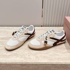 Miu Miu 26新款走秀德训鞋 休闲运动鞋 休闲鞋秀场工艺来自Miu Miu系列的细节特写 新季的潮流此刻挚爱的概念 Miu Miu 26新款走秀德训鞋 休闲运动鞋 休闲鞋秀场工艺来自Miu Miu系列的细节特写 新季的潮流此刻挚爱的概念