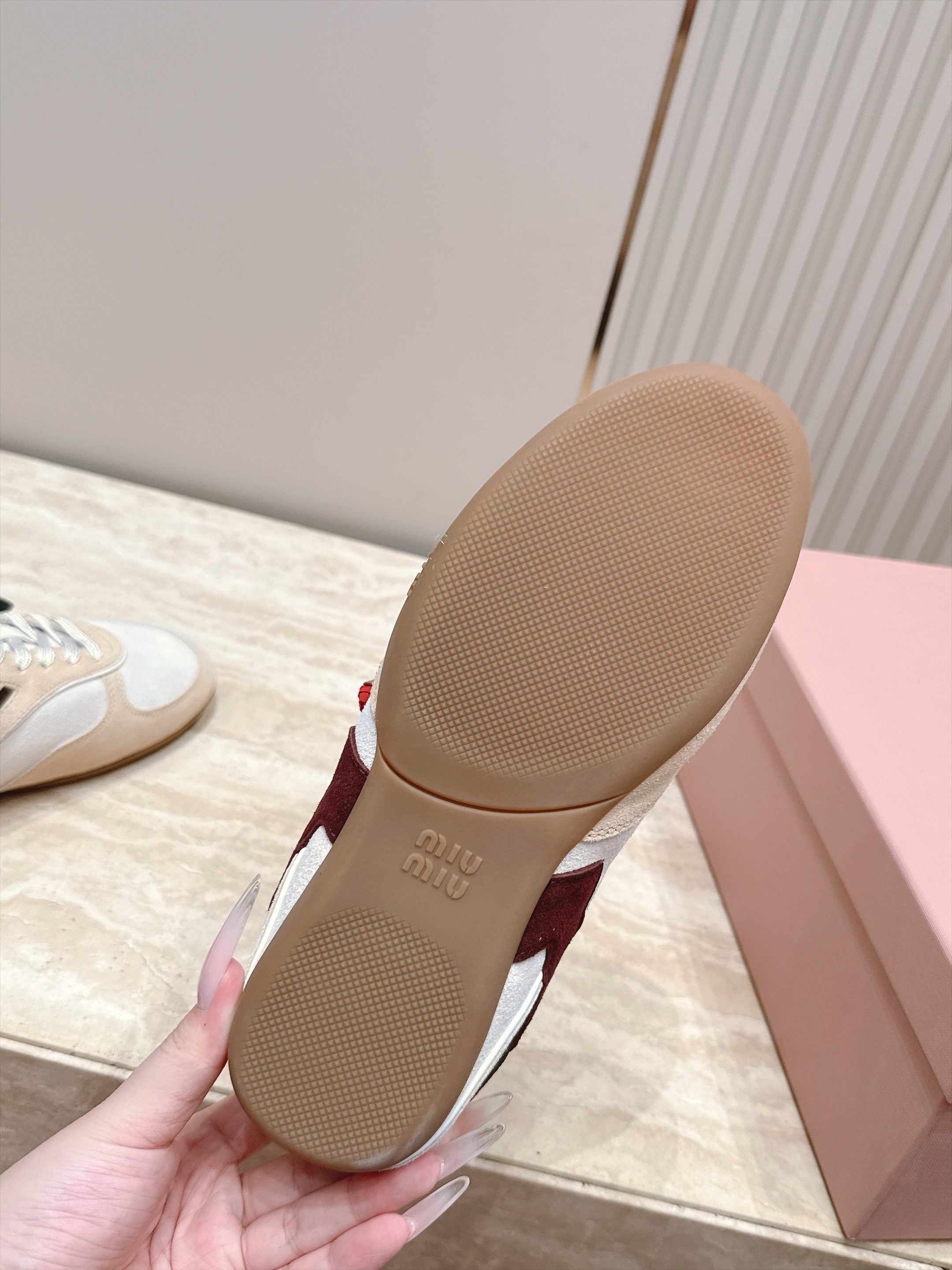 Miu Miu 26新款走秀德训鞋 休闲运动鞋 休闲鞋秀场工艺来自Miu Miu系列的细节特写 新季的潮流此刻挚爱的概念 Miu Miu 26新款走秀德训鞋 休闲运动鞋 休闲鞋秀场工艺来自Miu Miu系列的细节特写 新季的潮流此刻挚爱的概念