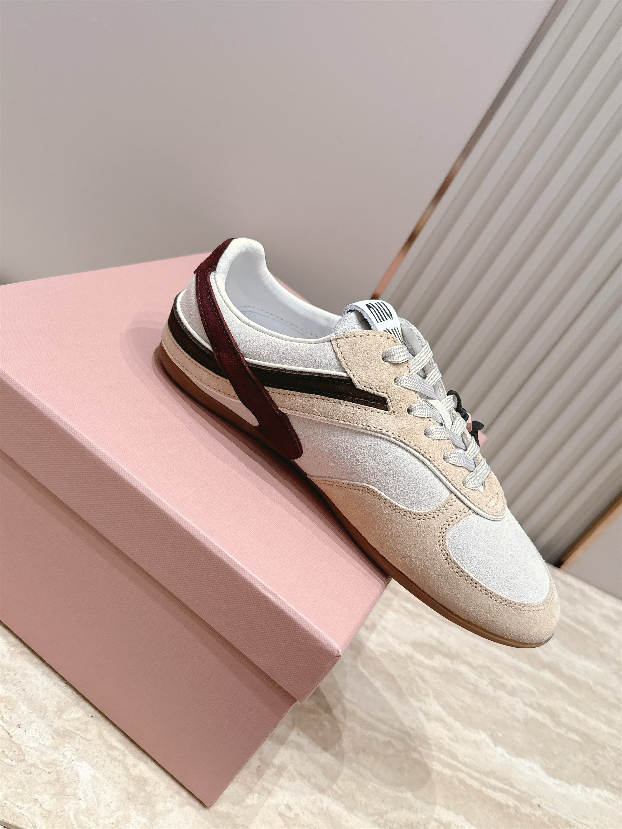 Miu Miu 26新款走秀德训鞋 休闲运动鞋 休闲鞋秀场工艺来自Miu Miu系列的细节特写 新季的潮流此刻挚爱的概念 Miu Miu 26新款走秀德训鞋 休闲运动鞋 休闲鞋秀场工艺来自Miu Miu系列的细节特写 新季的潮流此刻挚爱的概念