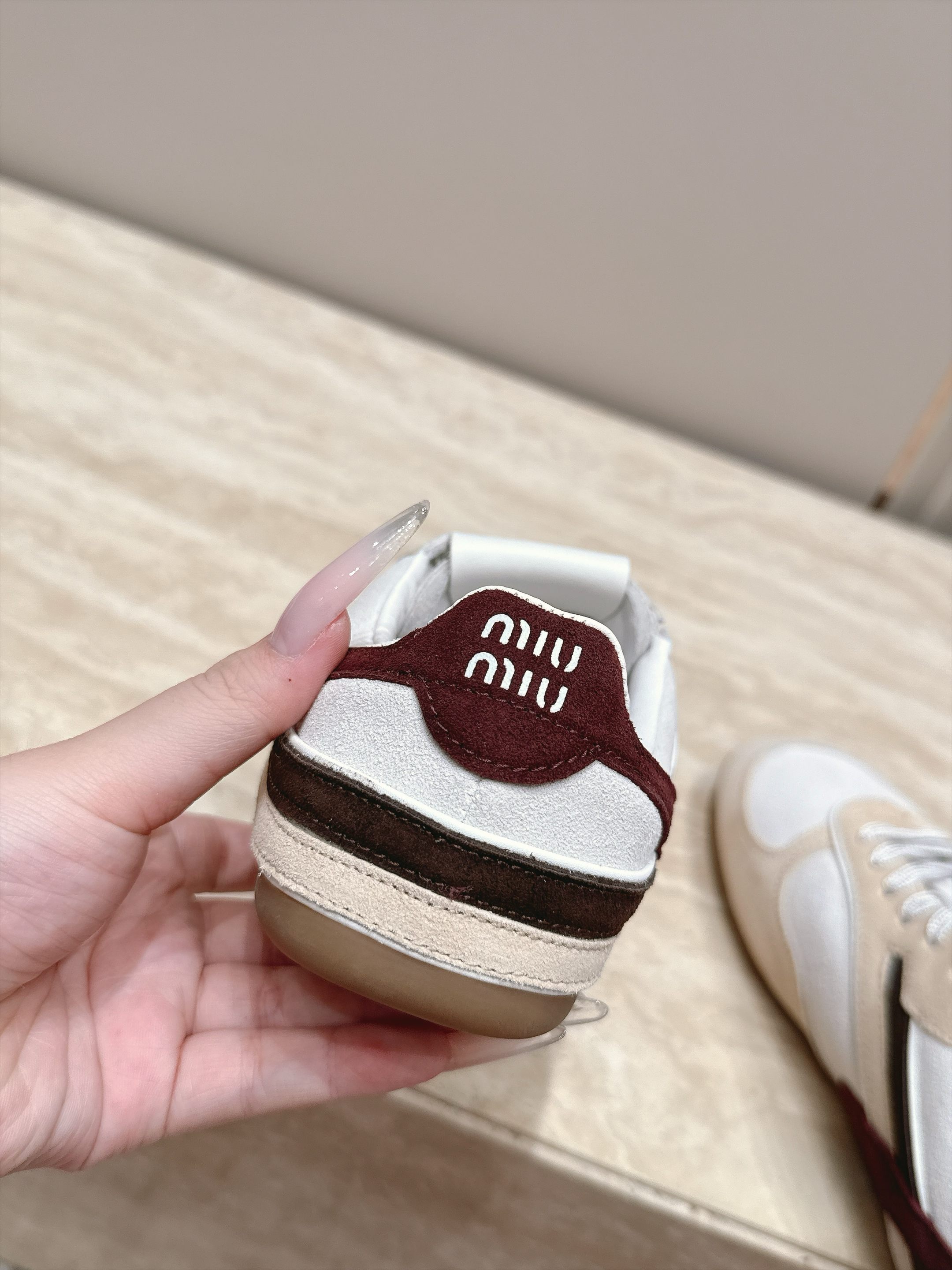 Miu Miu 26新款走秀德训鞋 休闲运动鞋 休闲鞋秀场工艺来自Miu Miu系列的细节特写 新季的潮流此刻挚爱的概念 Miu Miu 26新款走秀德训鞋 休闲运动鞋 休闲鞋秀场工艺来自Miu Miu系列的细节特写 新季的潮流此刻挚爱的概念