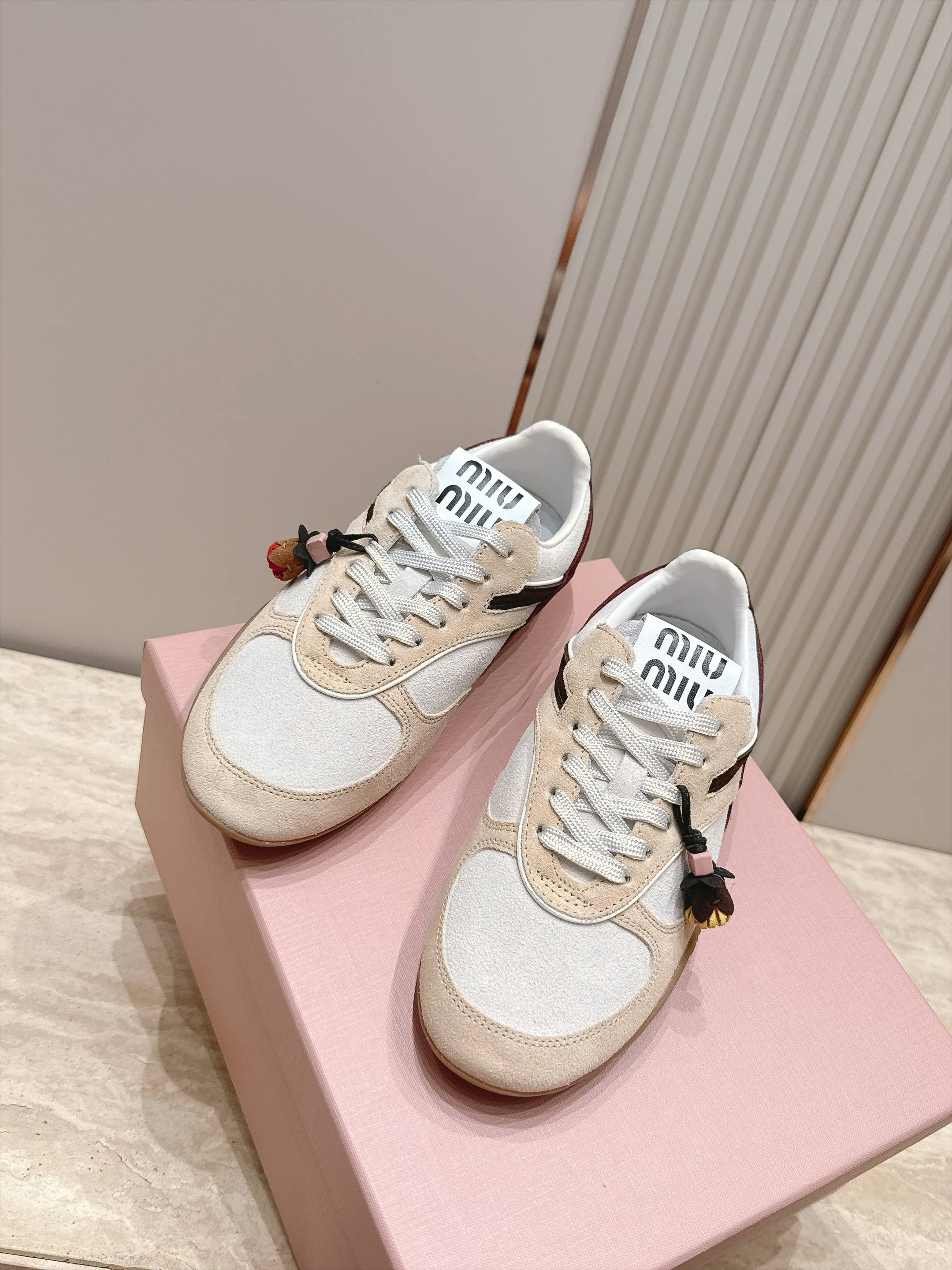 Miu Miu 26新款走秀德训鞋 休闲运动鞋 休闲鞋秀场工艺来自Miu Miu系列的细节特写 新季的潮流此刻挚爱的概念 Miu Miu 26新款走秀德训鞋 休闲运动鞋 休闲鞋秀场工艺来自Miu Miu系列的细节特写 新季的潮流此刻挚爱的概念