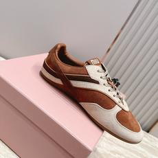 Miu Miu 26新款走秀德训鞋 休闲运动鞋 休闲鞋秀场工艺来自Miu Miu系列的细节特写 新季的潮流此刻挚爱的概念 Miu Miu 26新款走秀德训鞋 休闲运动鞋 休闲鞋秀场工艺来自Miu Miu系列的细节特写 新季的潮流此刻挚爱的概念