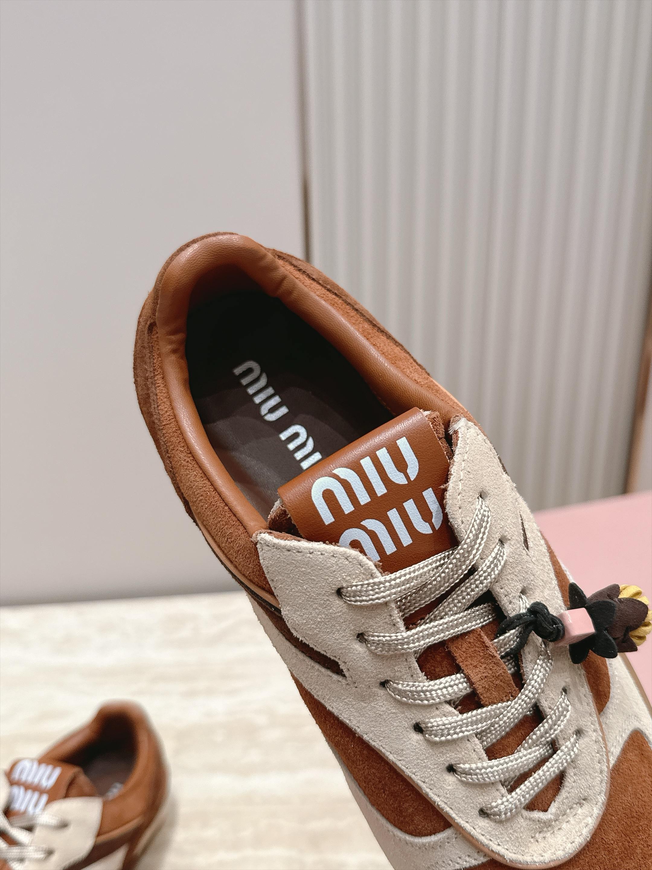 Miu Miu 26新款走秀德训鞋 休闲运动鞋 休闲鞋秀场工艺来自Miu Miu系列的细节特写 新季的潮流此刻挚爱的概念 Miu Miu 26新款走秀德训鞋 休闲运动鞋 休闲鞋秀场工艺来自Miu Miu系列的细节特写 新季的潮流此刻挚爱的概念