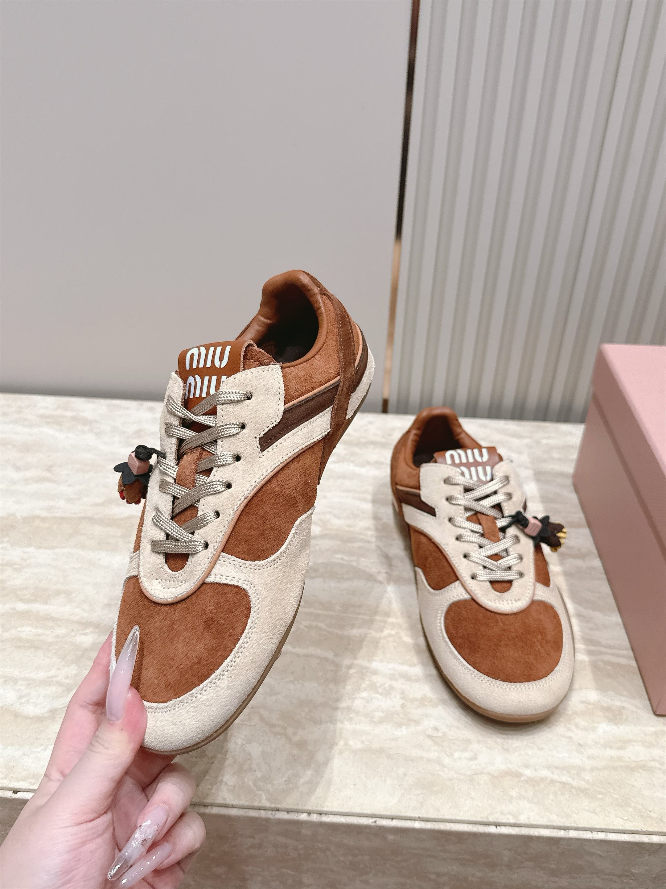 Miu Miu 26新款走秀德训鞋 休闲运动鞋 休闲鞋秀场工艺来自Miu Miu系列的细节特写 新季的潮流此刻挚爱的概念 Miu Miu 26新款走秀德训鞋 休闲运动鞋 休闲鞋秀场工艺来自Miu Miu系列的细节特写 新季的潮流此刻挚爱的概念