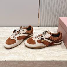 Miu Miu 26新款走秀德训鞋 休闲运动鞋 休闲鞋秀场工艺来自Miu Miu系列的细节特写 新季的潮流此刻挚爱的概念 Miu Miu 26新款走秀德训鞋 休闲运动鞋 休闲鞋秀场工艺来自Miu Miu系列的细节特写 新季的潮流此刻挚爱的概念