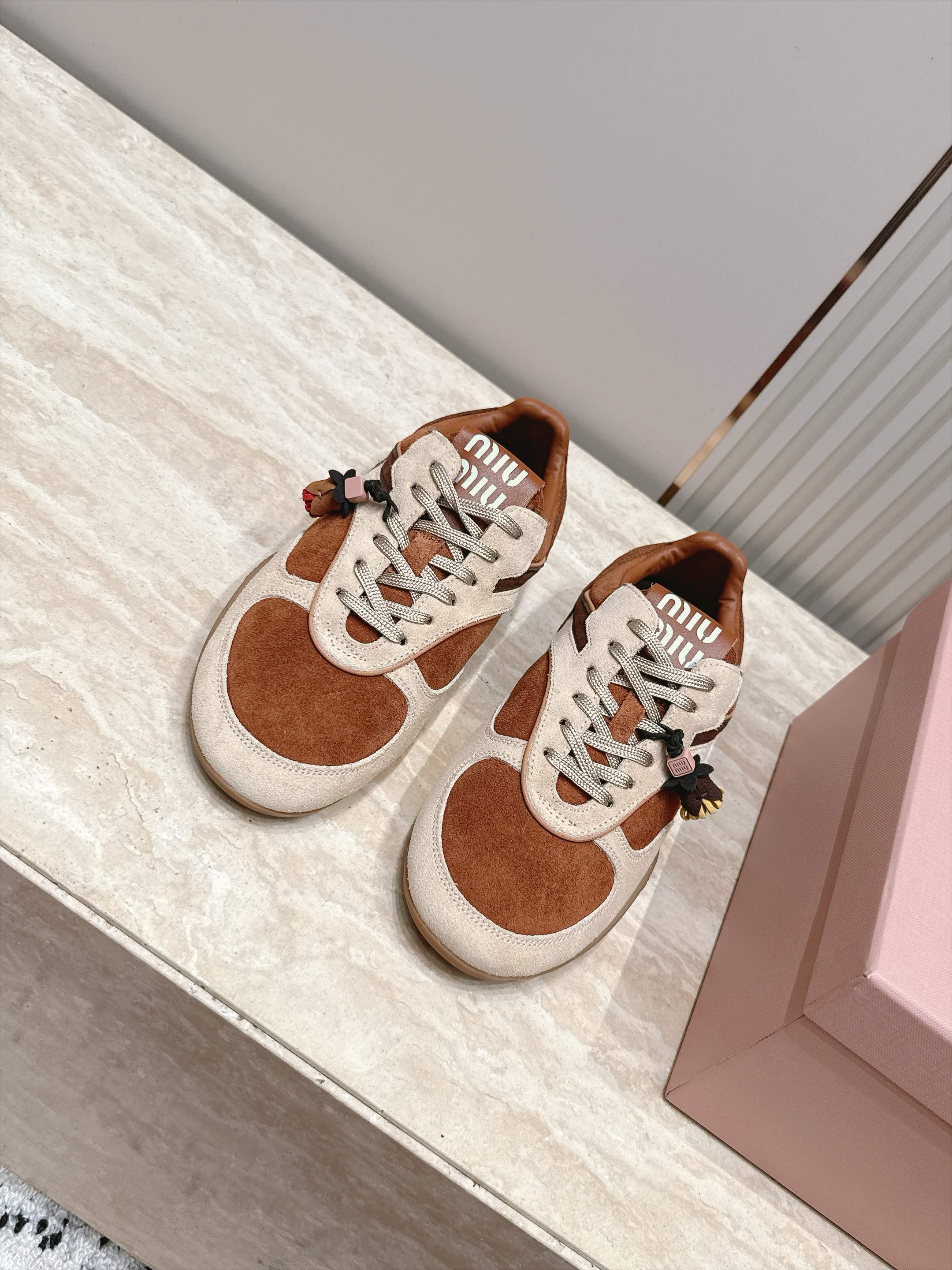 Miu Miu 26新款走秀德训鞋 休闲运动鞋 休闲鞋秀场工艺来自Miu Miu系列的细节特写 新季的潮流此刻挚爱的概念