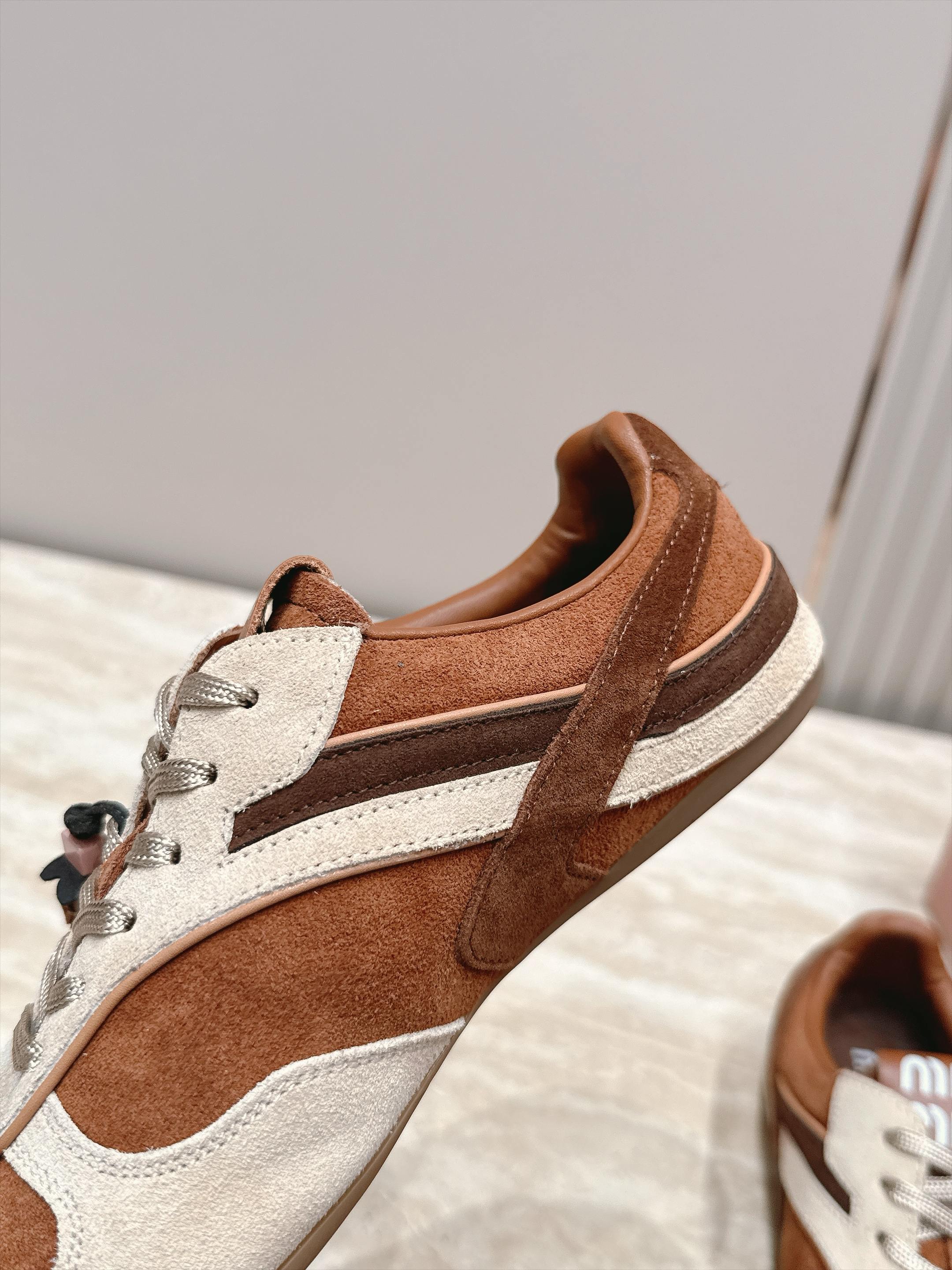Miu Miu 26新款走秀德训鞋 休闲运动鞋 休闲鞋秀场工艺来自Miu Miu系列的细节特写 新季的潮流此刻挚爱的概念 Miu Miu 26新款走秀德训鞋 休闲运动鞋 休闲鞋秀场工艺来自Miu Miu系列的细节特写 新季的潮流此刻挚爱的概念