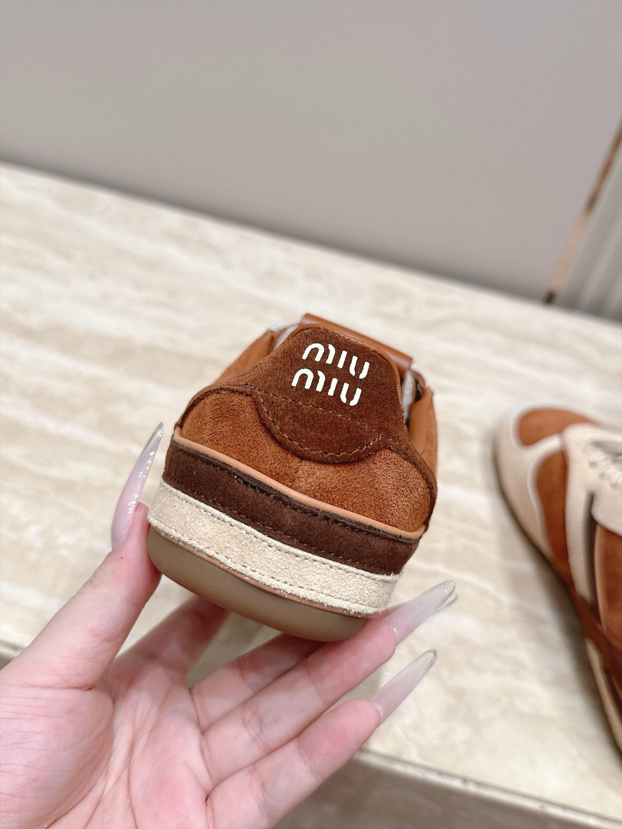 Miu Miu 26新款走秀德训鞋 休闲运动鞋 休闲鞋秀场工艺来自Miu Miu系列的细节特写 新季的潮流此刻挚爱的概念 Miu Miu 26新款走秀德训鞋 休闲运动鞋 休闲鞋秀场工艺来自Miu Miu系列的细节特写 新季的潮流此刻挚爱的概念