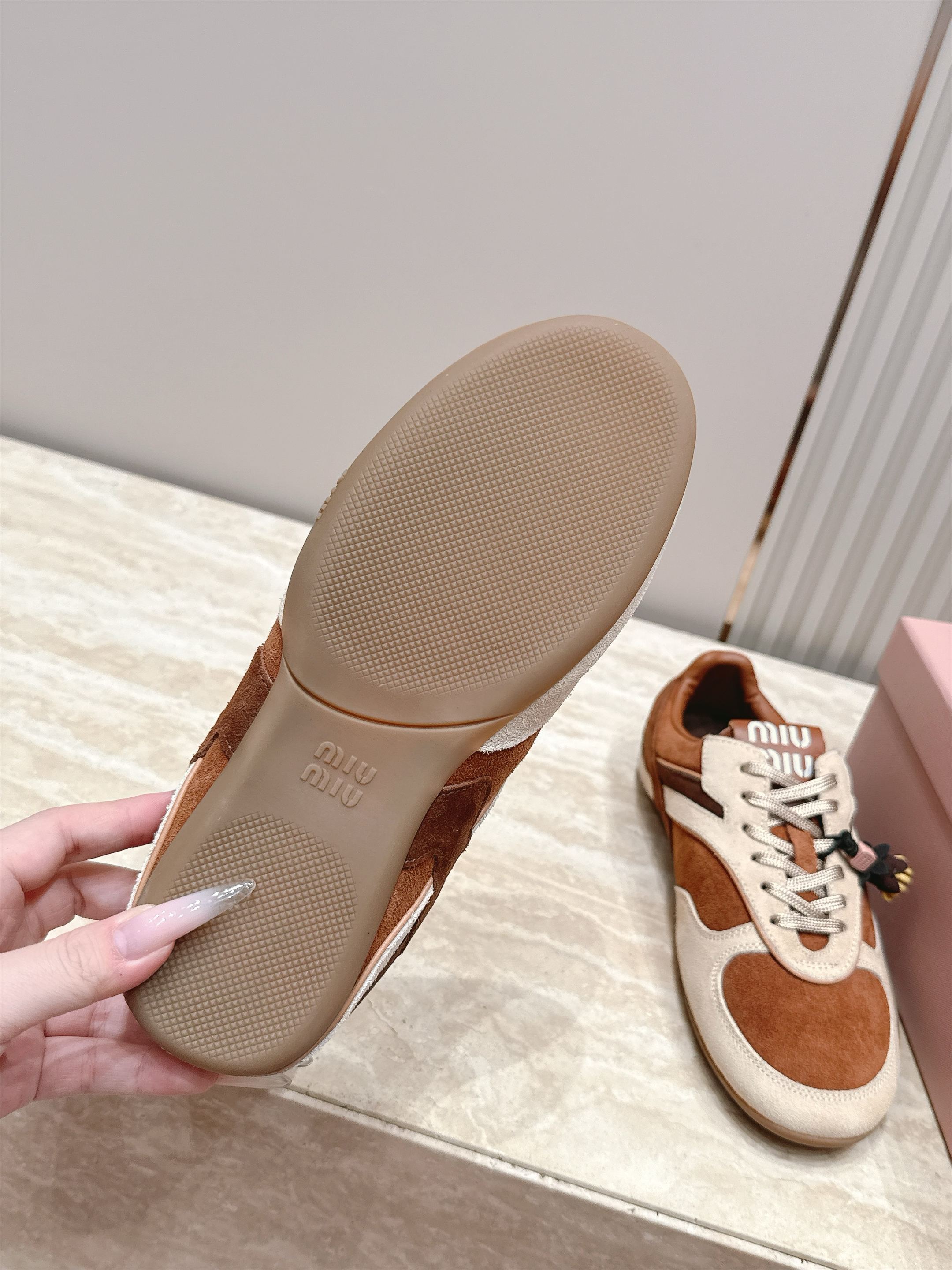 Miu Miu 26新款走秀德训鞋 休闲运动鞋 休闲鞋秀场工艺来自Miu Miu系列的细节特写 新季的潮流此刻挚爱的概念 Miu Miu 26新款走秀德训鞋 休闲运动鞋 休闲鞋秀场工艺来自Miu Miu系列的细节特写 新季的潮流此刻挚爱的概念