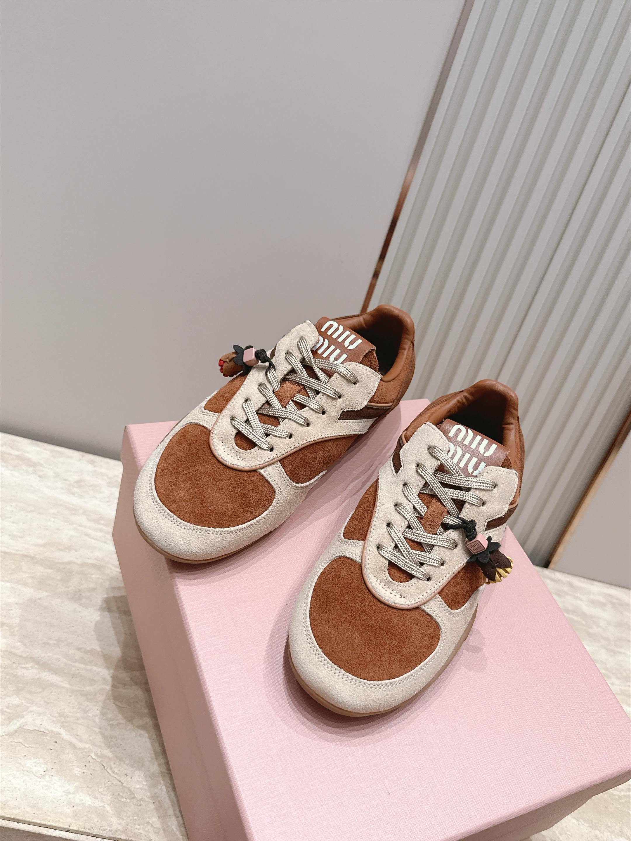 Miu Miu 26新款走秀德训鞋 休闲运动鞋 休闲鞋秀场工艺来自Miu Miu系列的细节特写 新季的潮流此刻挚爱的概念 Miu Miu 26新款走秀德训鞋 休闲运动鞋 休闲鞋秀场工艺来自Miu Miu系列的细节特写 新季的潮流此刻挚爱的概念