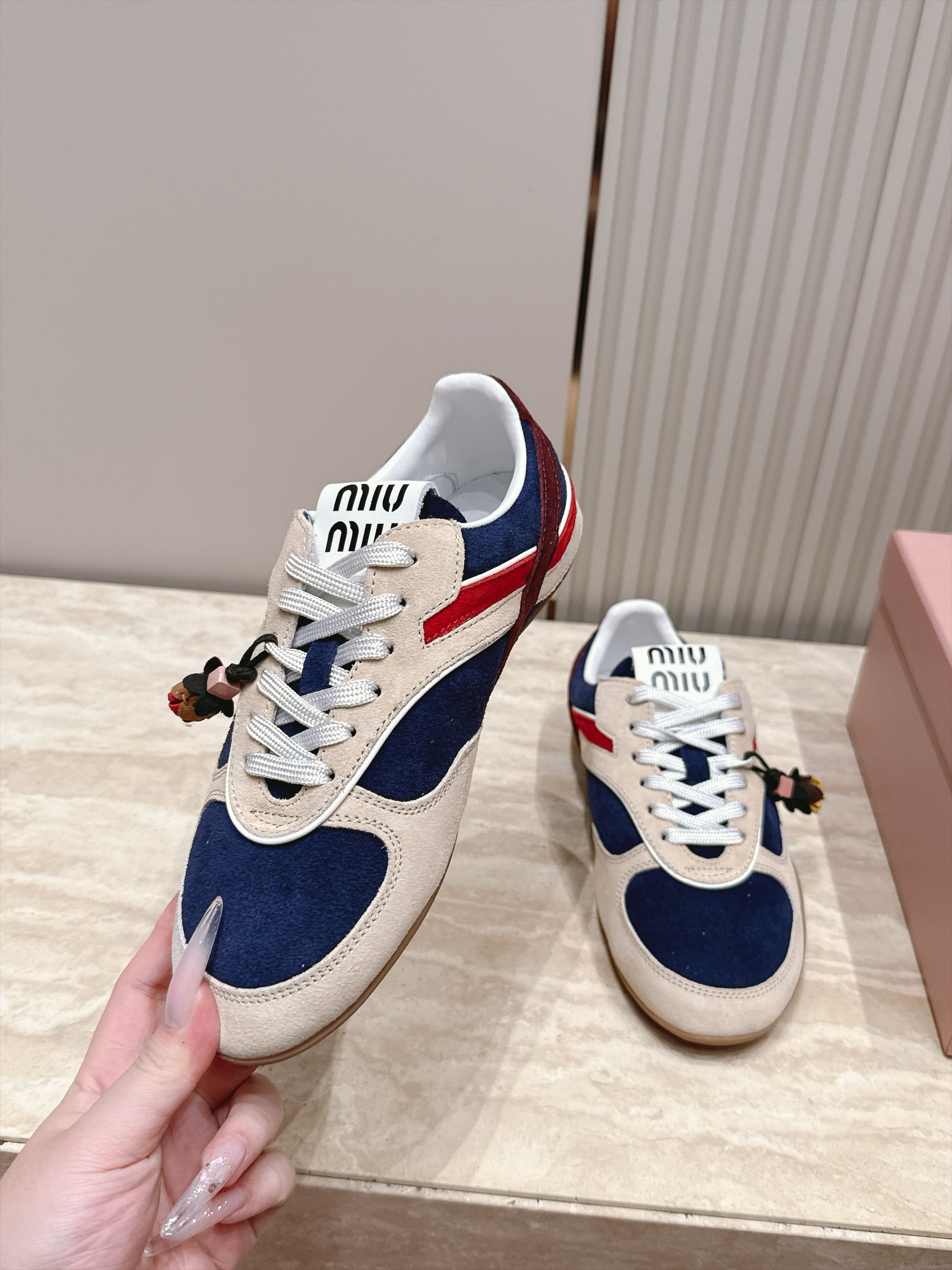 Miu Miu 26新款走秀德训鞋 休闲运动鞋 休闲鞋秀场工艺来自Miu Miu系列的细节特写 新季的潮流此刻挚爱的概念