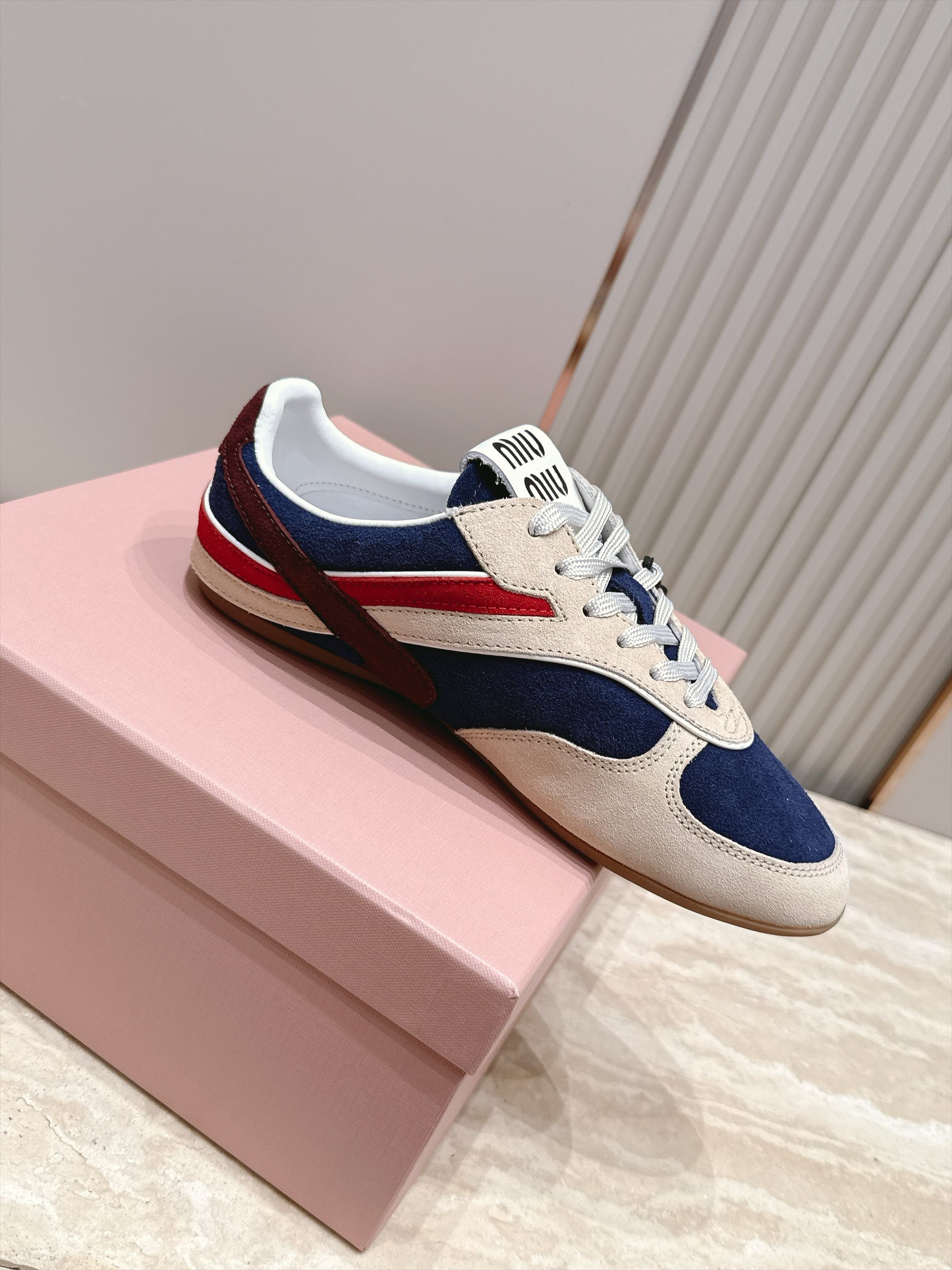 Miu Miu 26新款走秀德训鞋 休闲运动鞋 休闲鞋秀场工艺来自Miu Miu系列的细节特写 新季的潮流此刻挚爱的概念