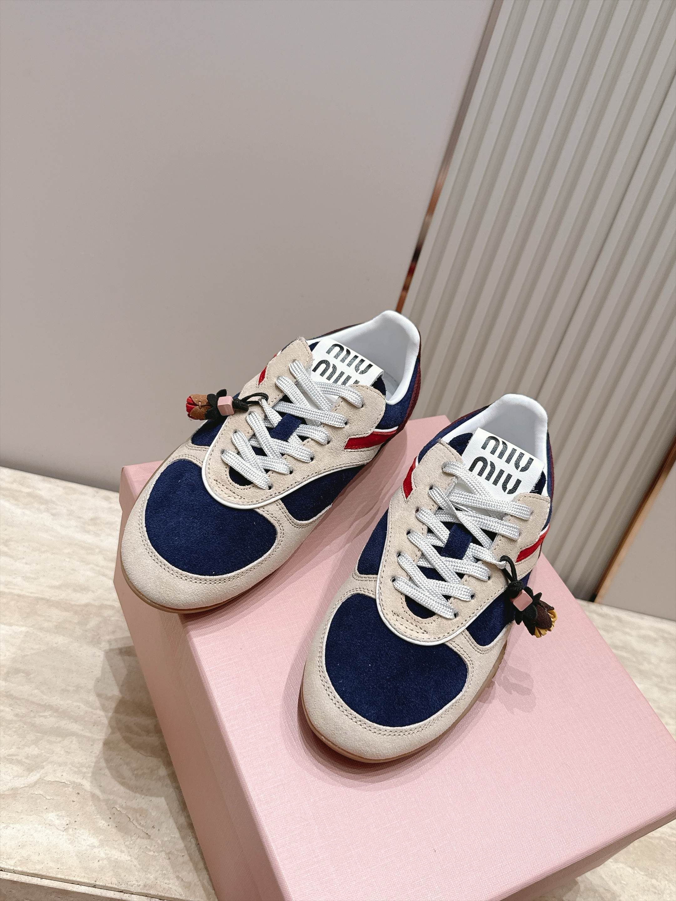 Miu Miu 26新款走秀德训鞋 休闲运动鞋 休闲鞋秀场工艺来自Miu Miu系列的细节特写 新季的潮流此刻挚爱的概念
