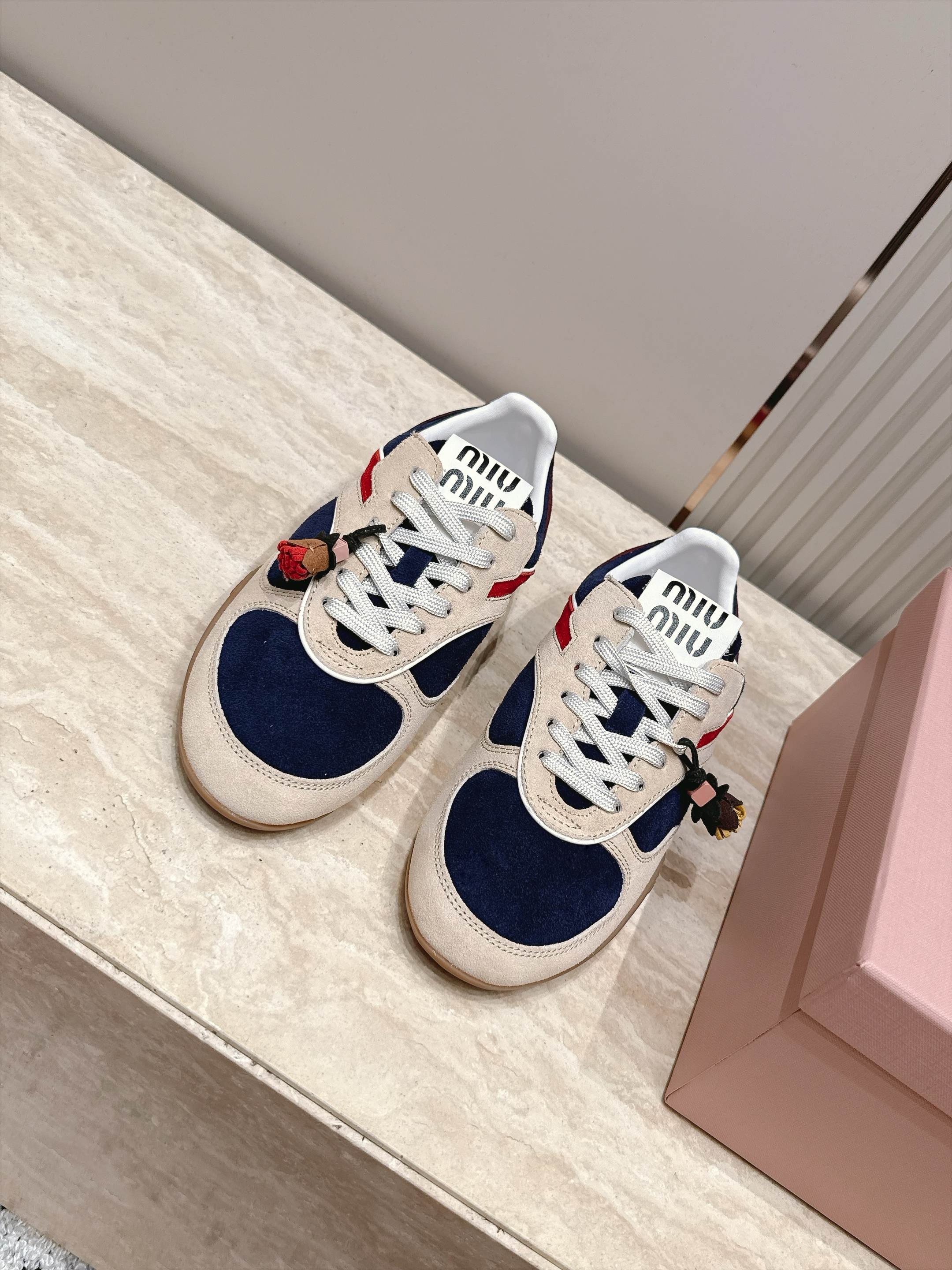 Miu Miu 26新款走秀德训鞋 休闲运动鞋 休闲鞋秀场工艺来自Miu Miu系列的细节特写 新季的潮流此刻挚爱的概念