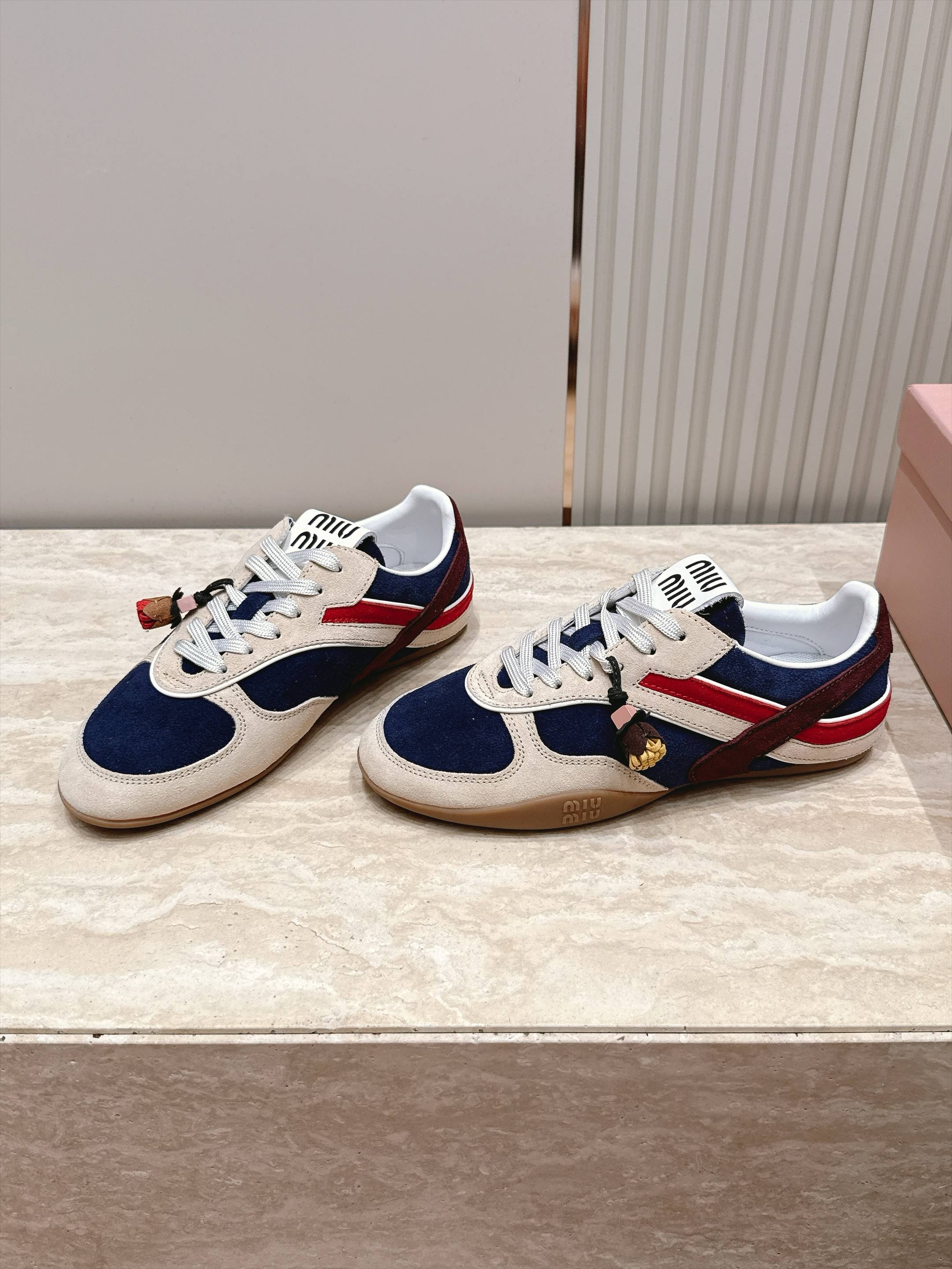 Miu Miu 26新款走秀德训鞋 休闲运动鞋 休闲鞋秀场工艺来自Miu Miu系列的细节特写 新季的潮流此刻挚爱的概念