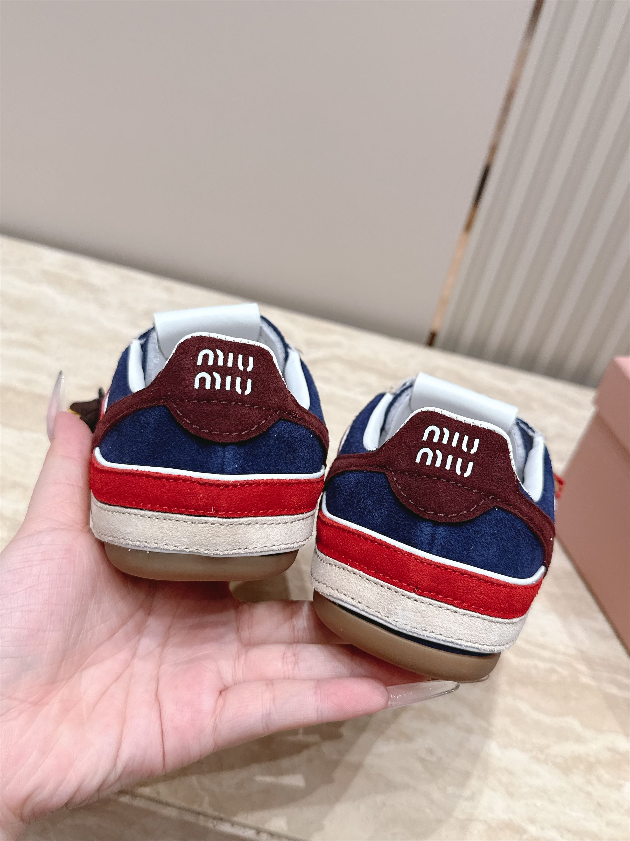 Miu Miu 26新款走秀德训鞋 休闲运动鞋 休闲鞋秀场工艺来自Miu Miu系列的细节特写 新季的潮流此刻挚爱的概念