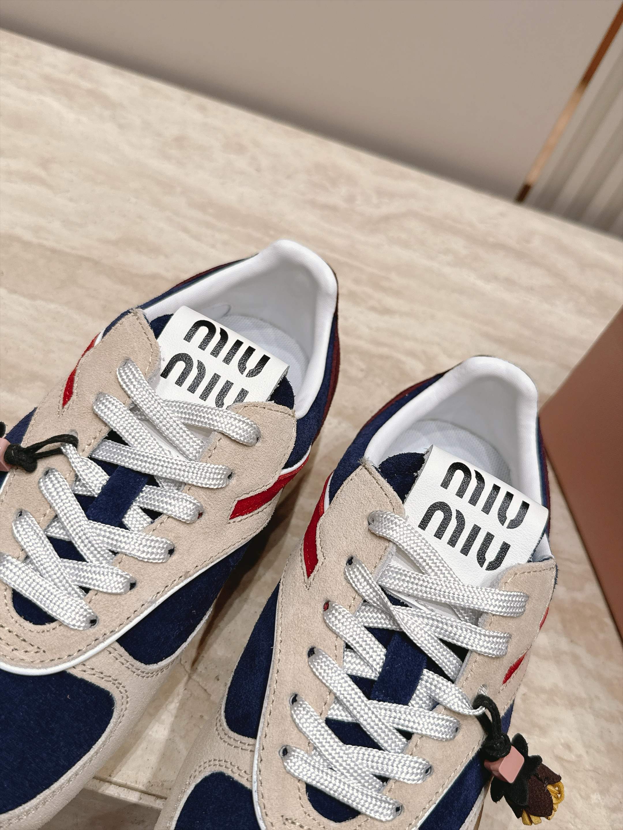Miu Miu 26新款走秀德训鞋 休闲运动鞋 休闲鞋秀场工艺来自Miu Miu系列的细节特写 新季的潮流此刻挚爱的概念