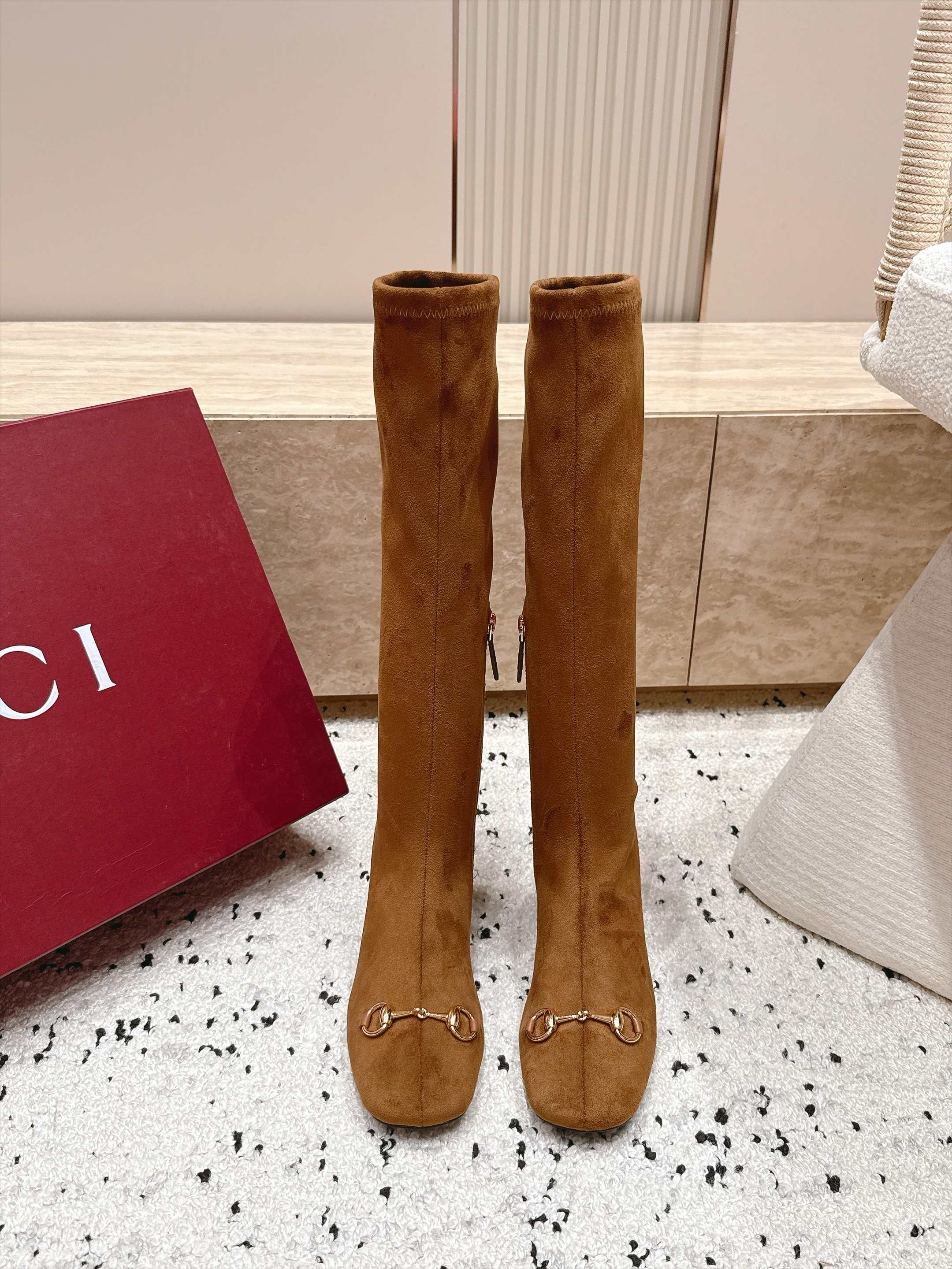 Gucci古驰2026vs早秋最新爆款靴子系列…… 方圆头弹力高靴 原单品质 原汁原味的欧式风格,上脚非常完美 超级显 Gucci古驰2026vs早秋最新爆款靴子系列…… 方圆头弹力高靴 原单品质 原汁原味的欧式风格,上脚非常完美 超级显