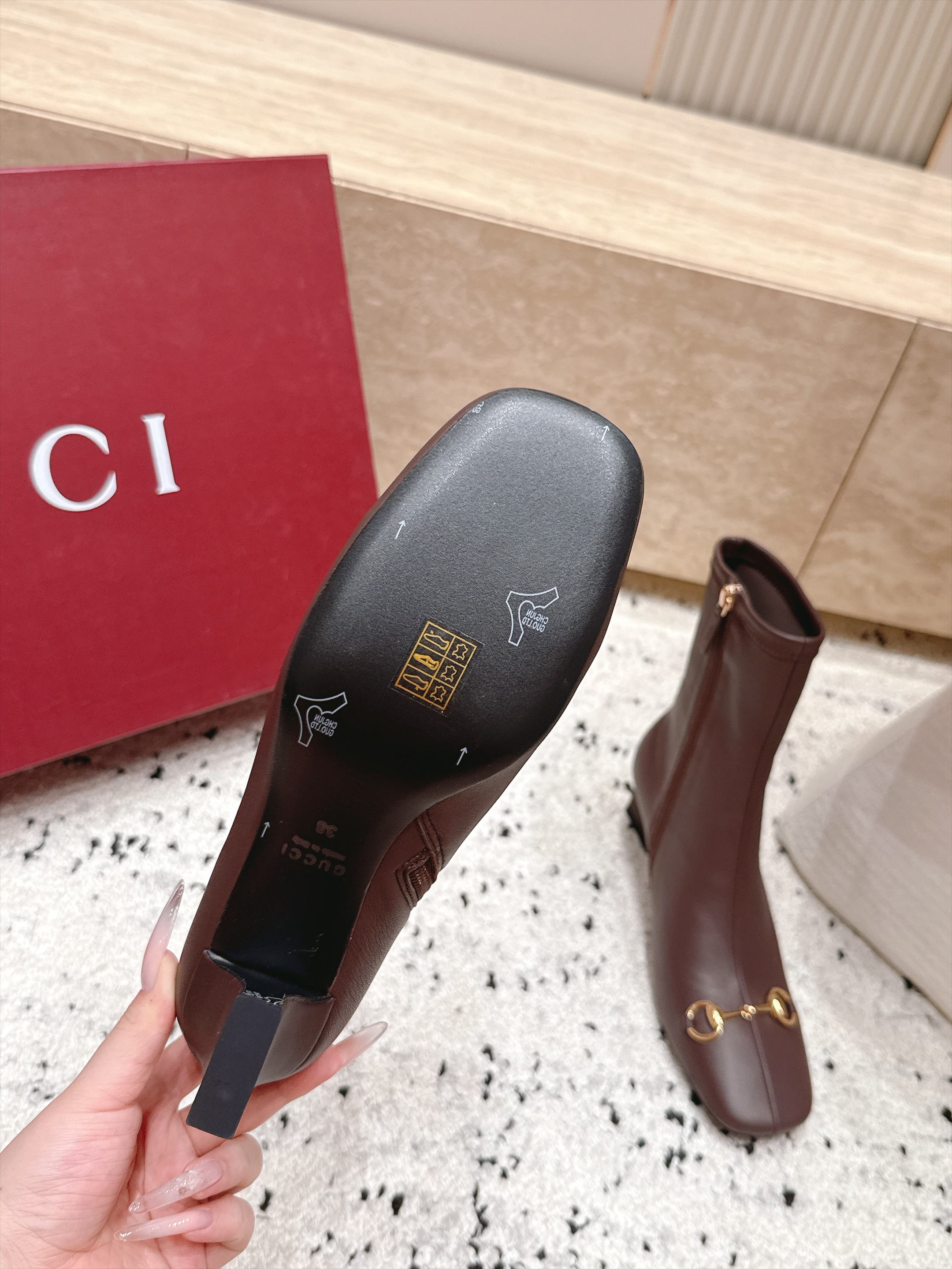 Gucci古驰2026vs早秋最新爆款靴子系列…… 马行扣方圆头弹力短靴 原单品质  原汁原味的欧式风格，上脚非常完美 