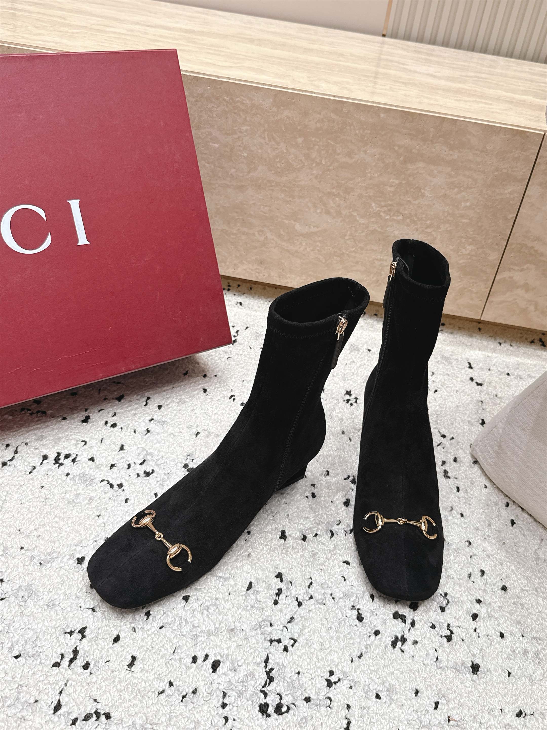 Gucci古驰2026vs早秋最新爆款靴子系列…… 方圆头弹力高靴 原单品质  原汁原味的欧式风格，上脚非常完美 超级显