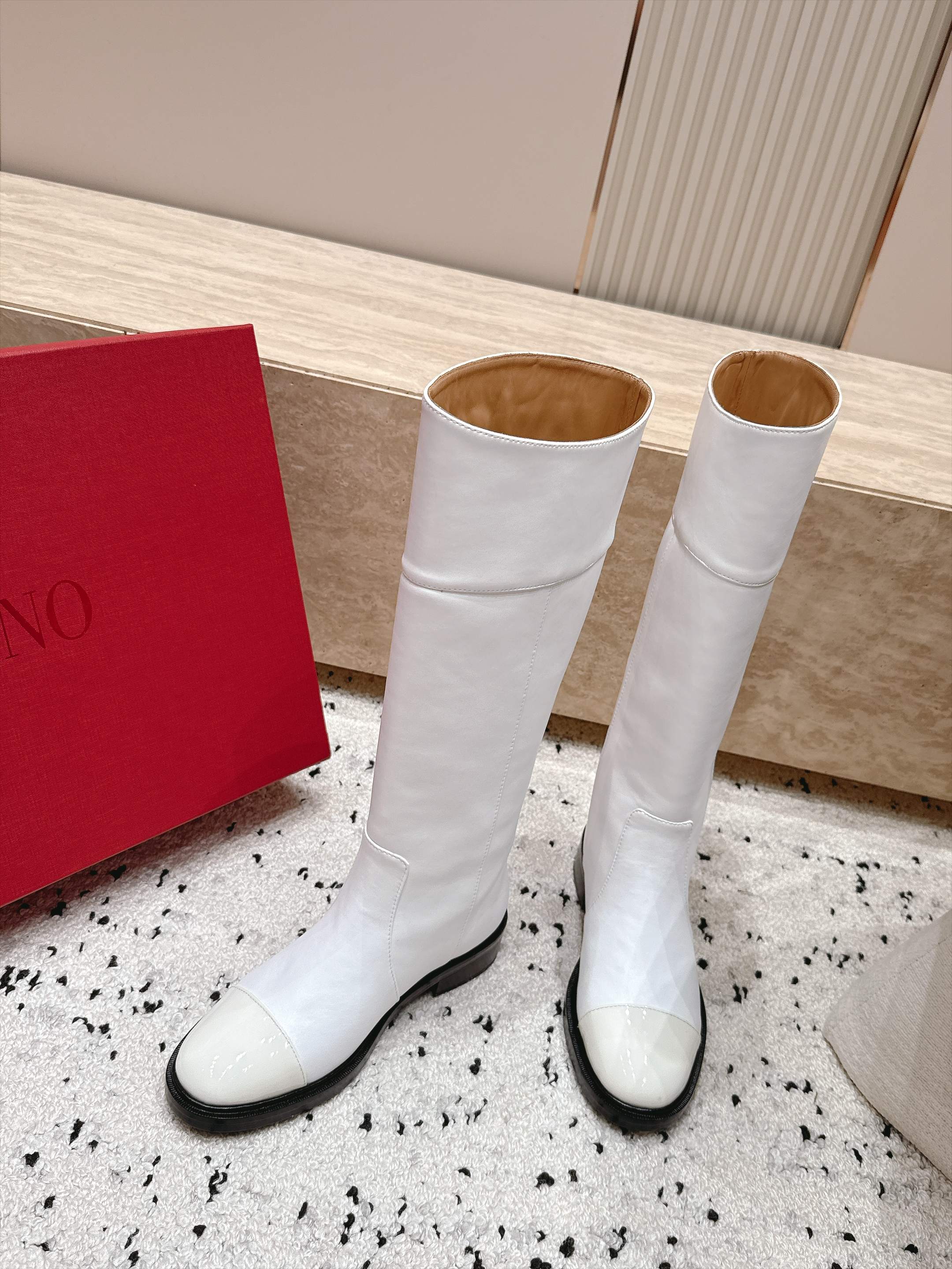 VALENTINO 华伦天奴26vs秋冬专柜最新时装靴圆头一脚蹬高筒靴 骑士靴 经典靴型鞋面 帅气有型 拼色头设计 更显 VALENTINO 华伦天奴26vs秋冬专柜最新时装靴圆头一脚蹬高筒靴 骑士靴 经典靴型鞋面 帅气有型 拼色头设计 更显