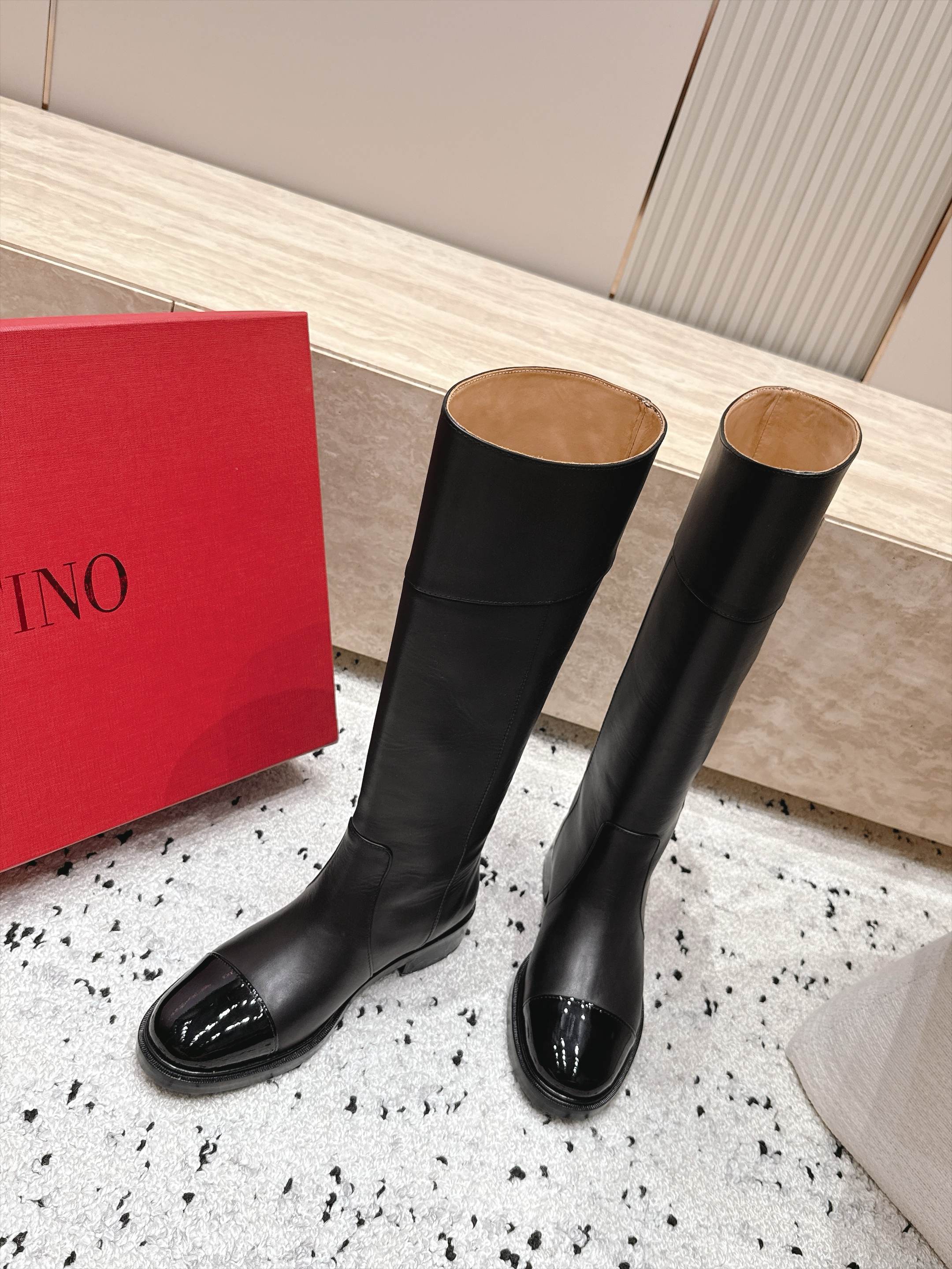 VALENTINO 华伦天奴26vs秋冬专柜最新时装靴圆头一脚蹬高筒靴 骑士靴 经典靴型鞋面 帅气有型 拼色头设计 更显