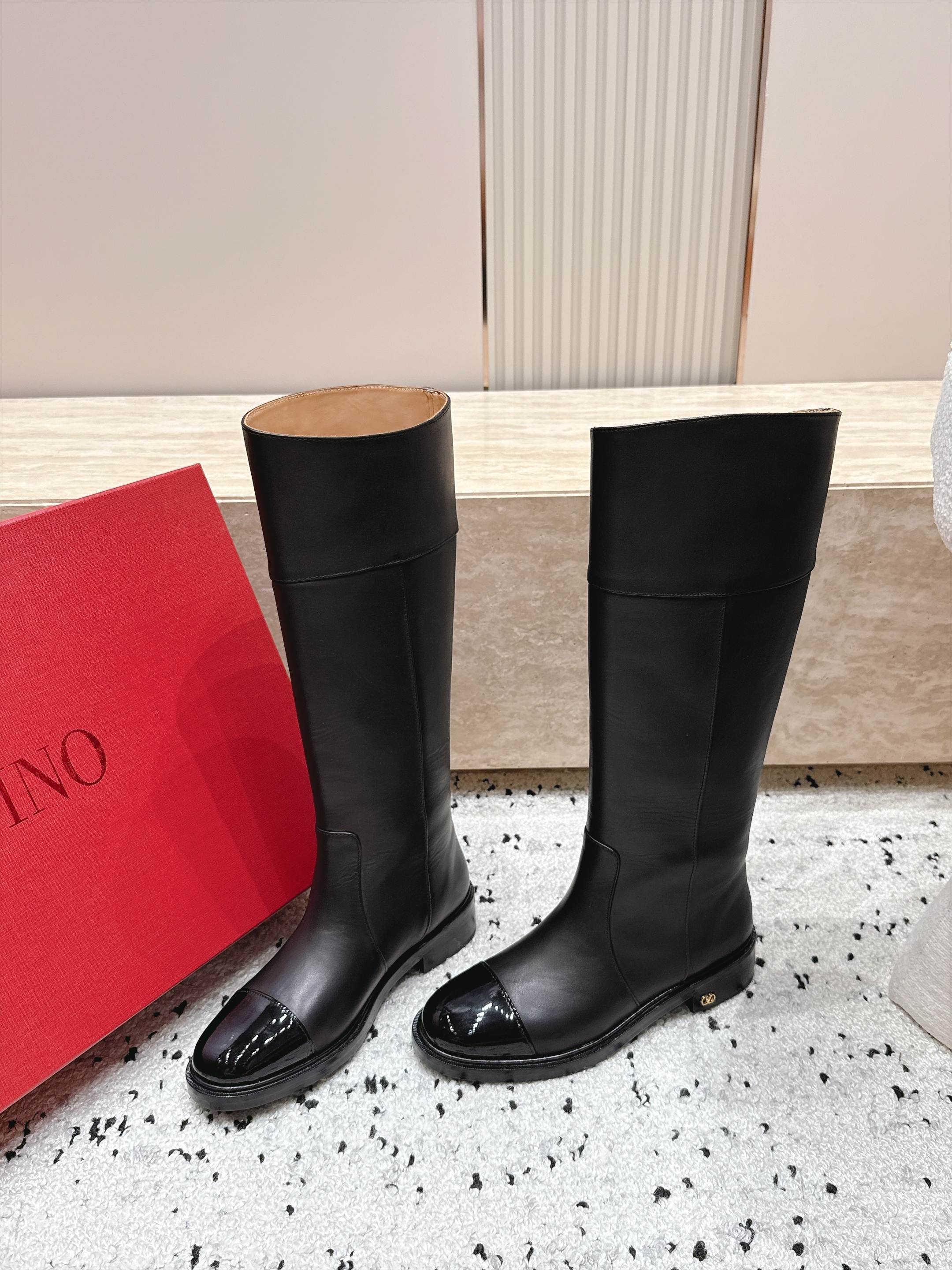 VALENTINO 华伦天奴26vs秋冬专柜最新时装靴圆头一脚蹬高筒靴 骑士靴 经典靴型鞋面 帅气有型 拼色头设计 更显