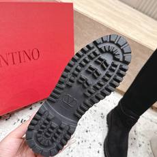 VALENTINO 华伦天奴26vs秋冬专柜最新时装靴圆头一脚蹬高筒靴 骑士靴 经典靴型鞋面 帅气有型 皮带扣设计 更显 VALENTINO 华伦天奴26vs秋冬专柜最新时装靴圆头一脚蹬高筒靴 骑士靴 经典靴型鞋面 帅气有型 皮带扣设计 更显