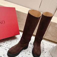 VALENTINO 华伦天奴26vs秋冬专柜最新时装靴圆头一脚蹬高筒靴 骑士靴 经典靴型鞋面 帅气有型 皮带扣设计 更显 VALENTINO 华伦天奴26vs秋冬专柜最新时装靴圆头一脚蹬高筒靴 骑士靴 经典靴型鞋面 帅气有型 皮带扣设计 更显