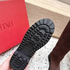 VALENTINO 华伦天奴26vs秋冬专柜最新时装靴圆头一脚蹬高筒靴 骑士靴 经典靴型鞋面 帅气有型 皮带扣设计 更显 VALENTINO 华伦天奴26vs秋冬专柜最新时装靴圆头一脚蹬高筒靴 骑士靴 经典靴型鞋面 帅气有型 皮带扣设计 更显