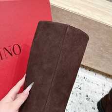 VALENTINO 华伦天奴26vs秋冬专柜最新时装靴圆头一脚蹬高筒靴 骑士靴 经典靴型鞋面 帅气有型 皮带扣设计 更显 VALENTINO 华伦天奴26vs秋冬专柜最新时装靴圆头一脚蹬高筒靴 骑士靴 经典靴型鞋面 帅气有型 皮带扣设计 更显