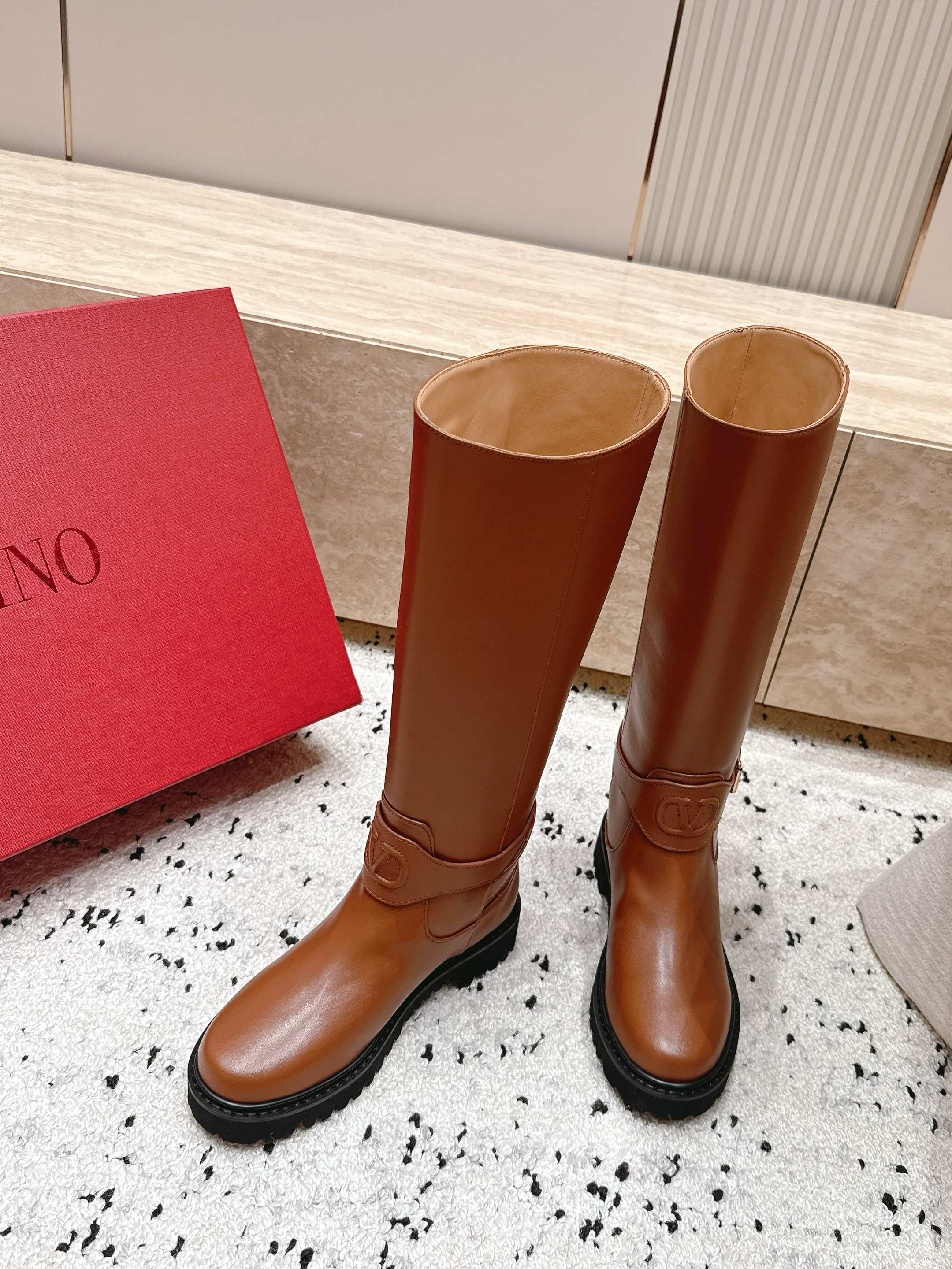 VALENTINO 华伦天奴26vs秋冬专柜最新时装靴圆头一脚蹬高筒靴 骑士靴 经典靴型鞋面 帅气有型 皮带扣设计 更显