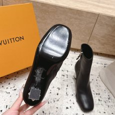 LV 秋冬系列-水晶方跟短靴 LV这款高跟短靴把优雅感拉满,黑、深棕、焦糖三色可选,圆润鞋头柔和修饰脚型,利落短靴筒贴合 LV 秋冬系列-水晶方跟短靴 LV这款高跟短靴把优雅感拉满,黑、深棕、焦糖三色可选,圆润鞋头柔和修饰脚型,利落短靴筒贴合