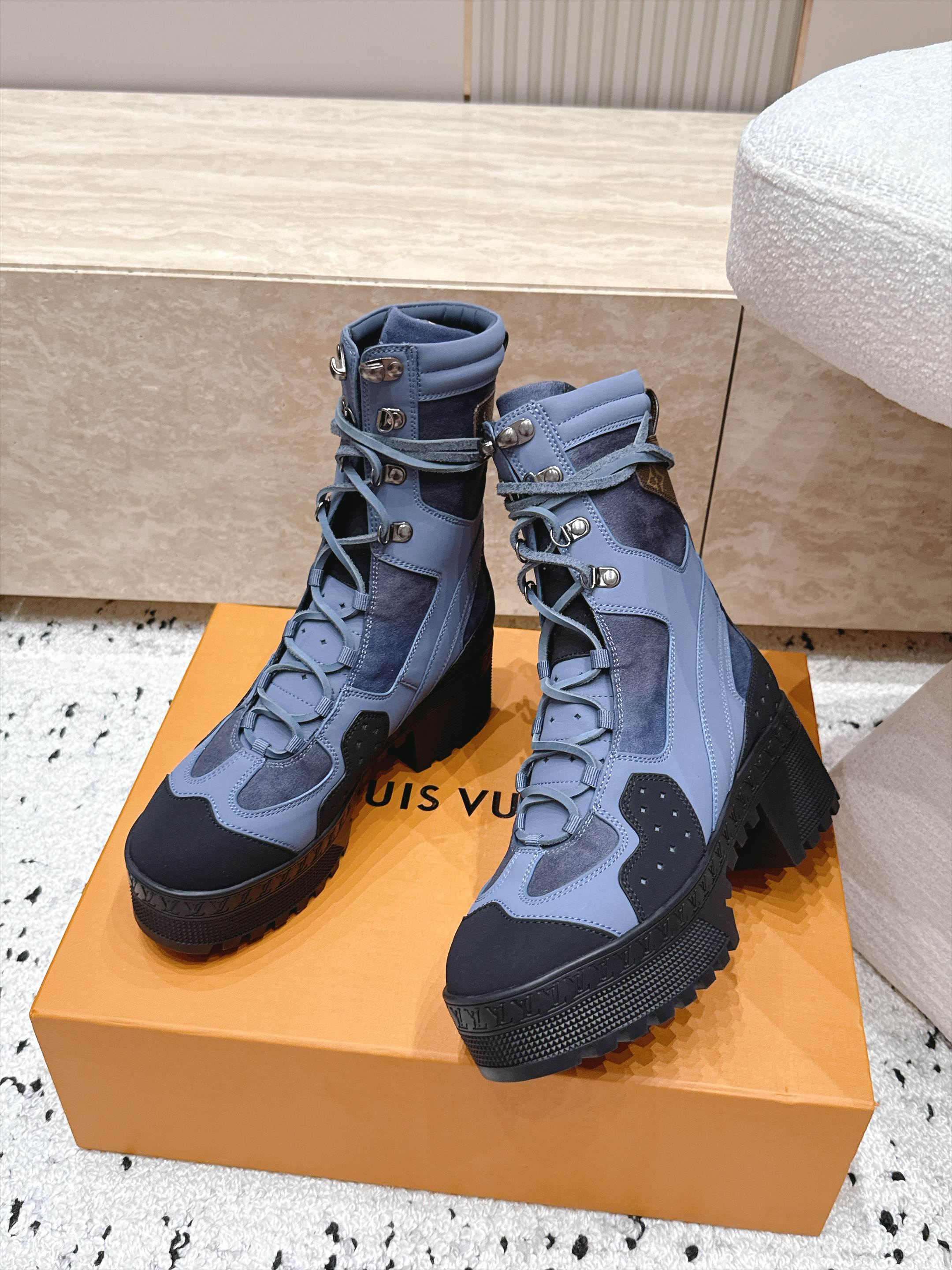 高版本 Lv驴牌 经典高跟马丁靴沙滩靴系列---原版一比一复刻 可对比细节 楦形 材料 大底等 鞋面牛皮/绒布电绣花 老