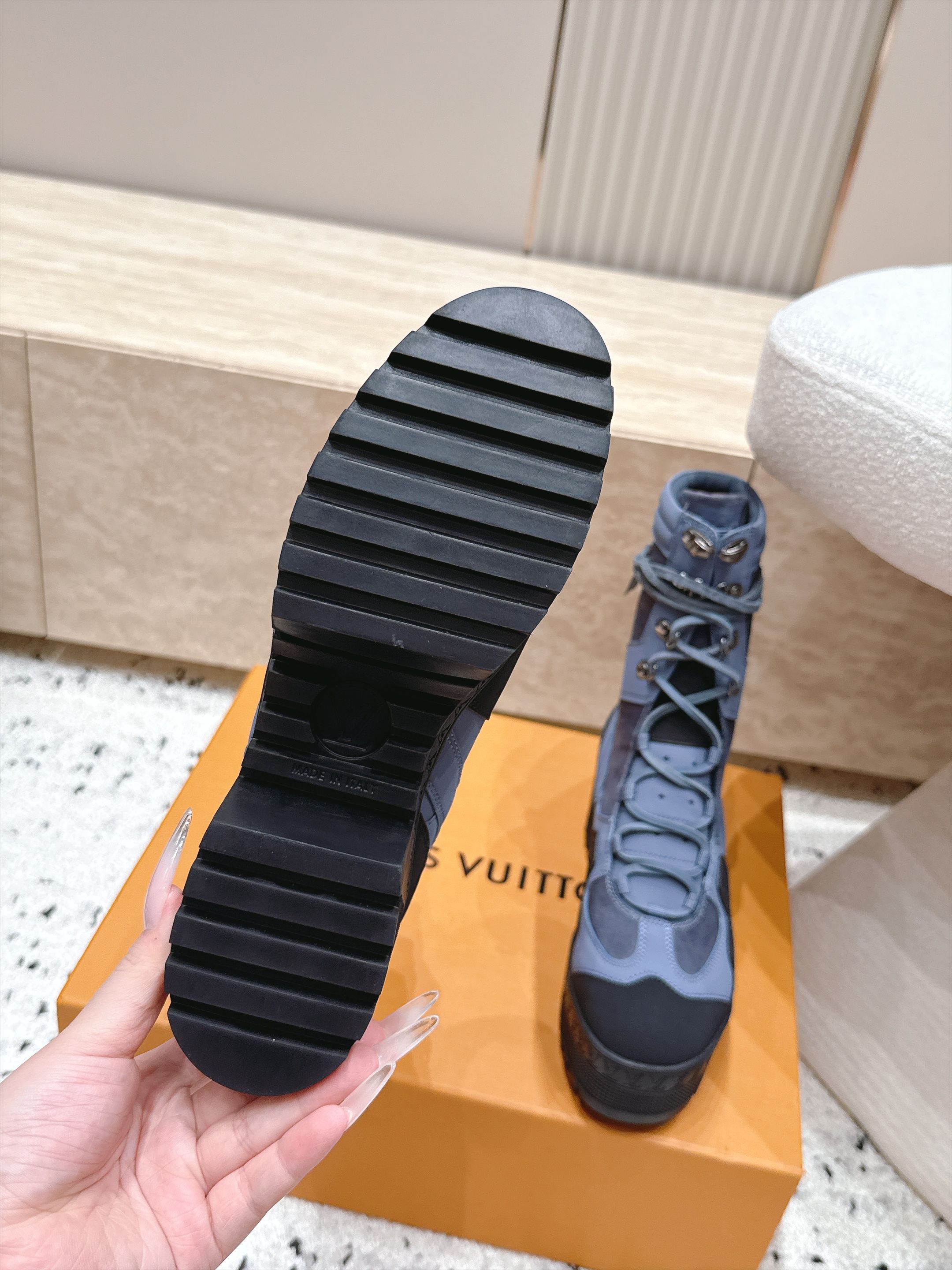高版本 Lv驴牌 经典高跟马丁靴沙滩靴系列---原版一比一复刻 可对比细节 楦形 材料 大底等 鞋面牛皮/绒布电绣花 老