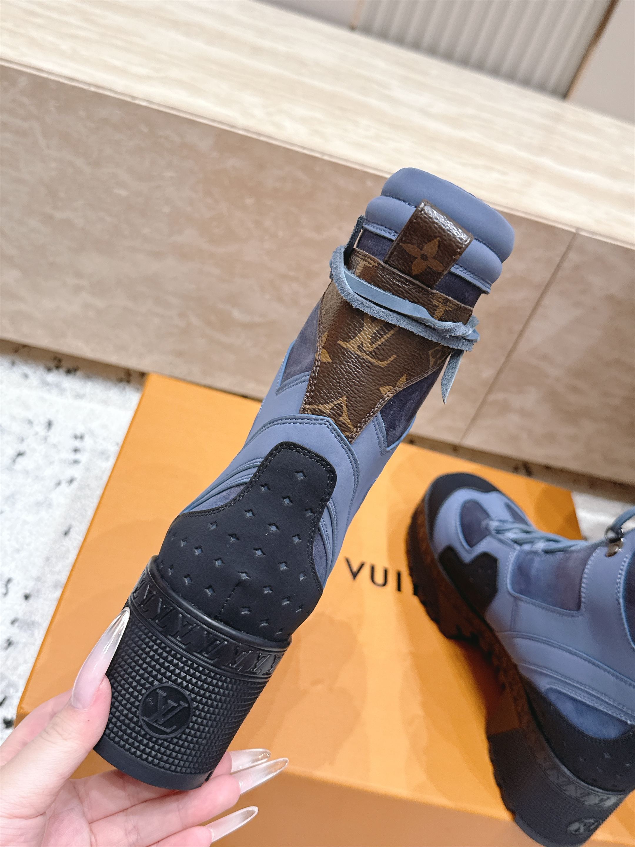 高版本 Lv驴牌 经典高跟马丁靴沙滩靴系列---原版一比一复刻 可对比细节 楦形 材料 大底等 鞋面牛皮/绒布电绣花 老