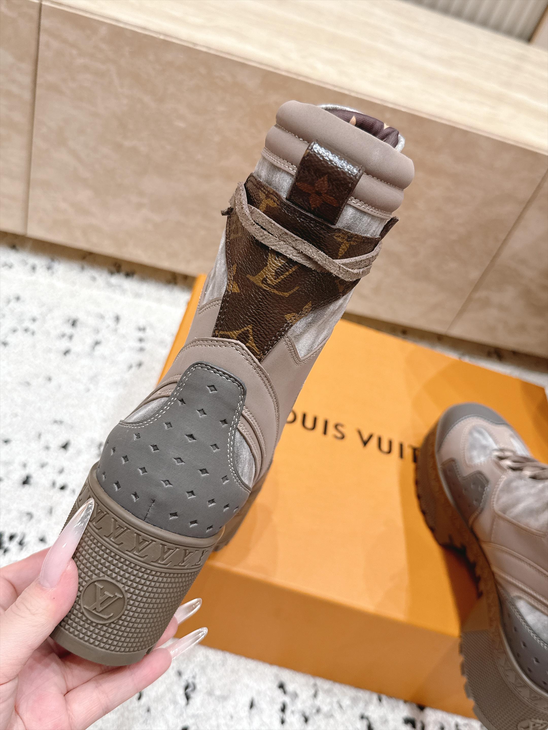 高版本 Lv驴牌 经典高跟马丁靴沙滩靴系列---原版一比一复刻 可对比细节 楦形 材料 大底等 鞋面牛皮/绒布电绣花 老