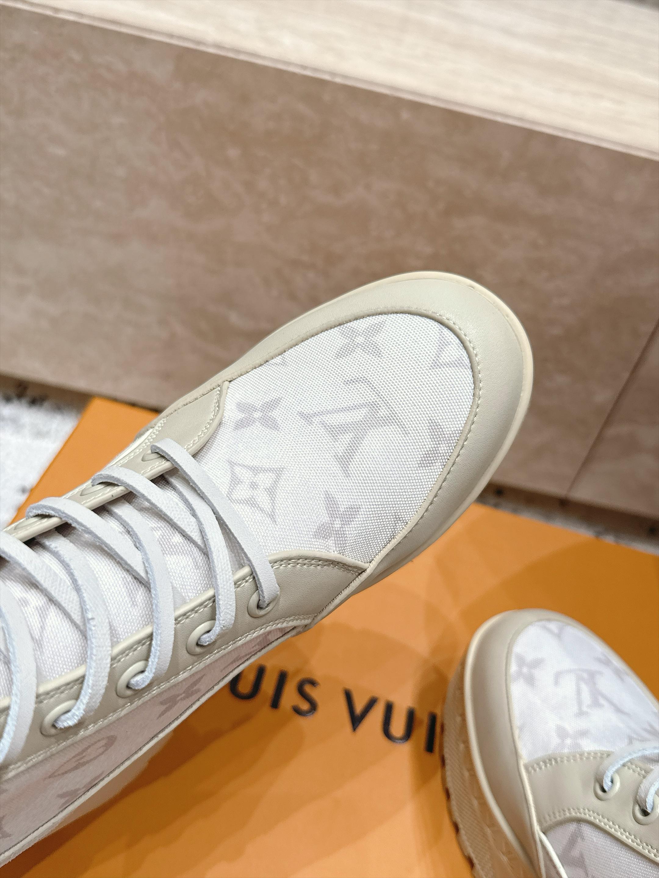 高版本 Lv驴牌 经典高跟马丁靴沙滩靴系列---原版一比一复刻 可对比细节 楦形 材料 大底等 鞋面牛皮/绒布电绣花 老