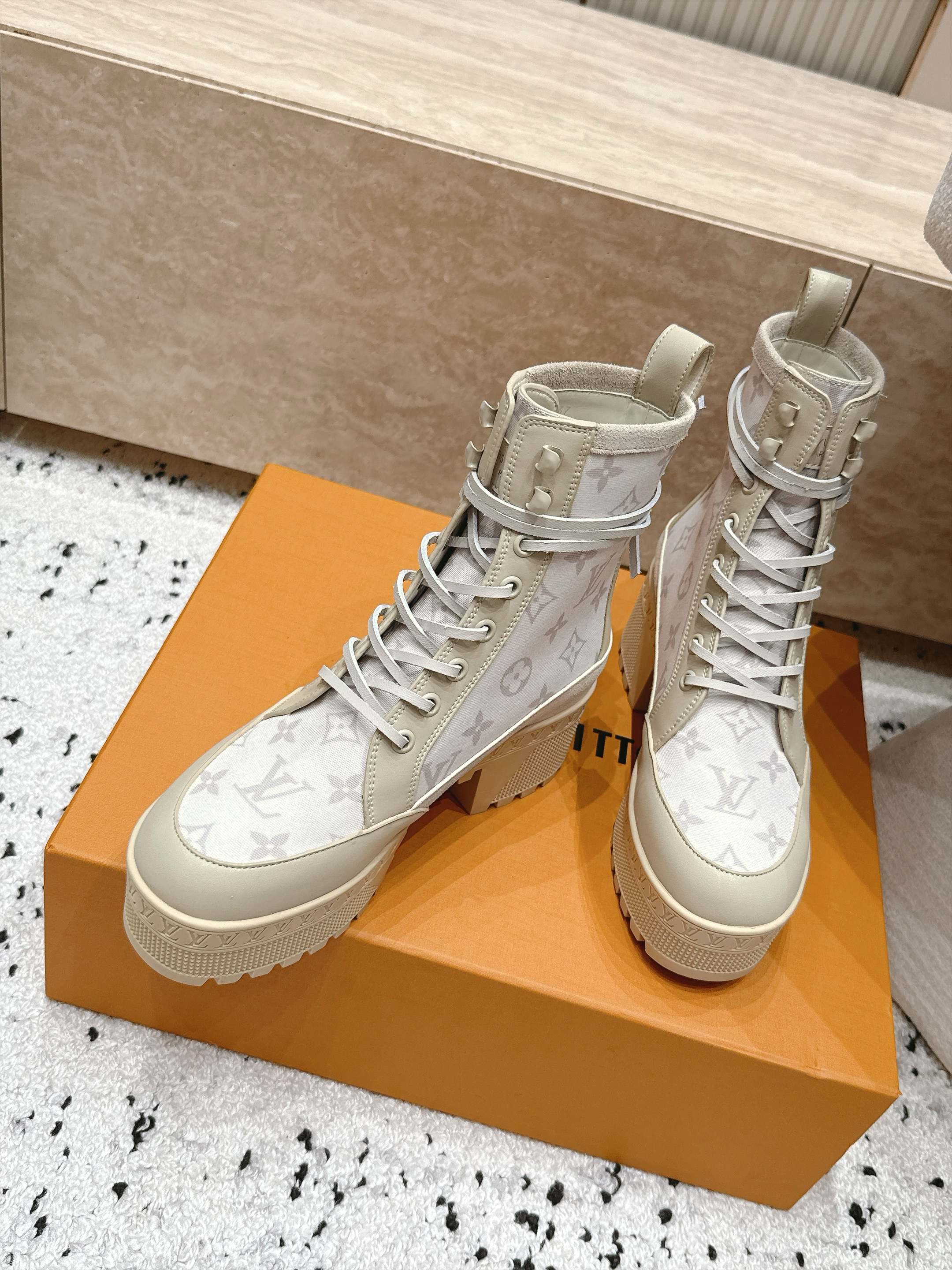 高版本 Lv驴牌 经典高跟马丁靴沙滩靴系列---原版一比一复刻 可对比细节 楦形 材料 大底等 鞋面牛皮/绒布电绣花 老
