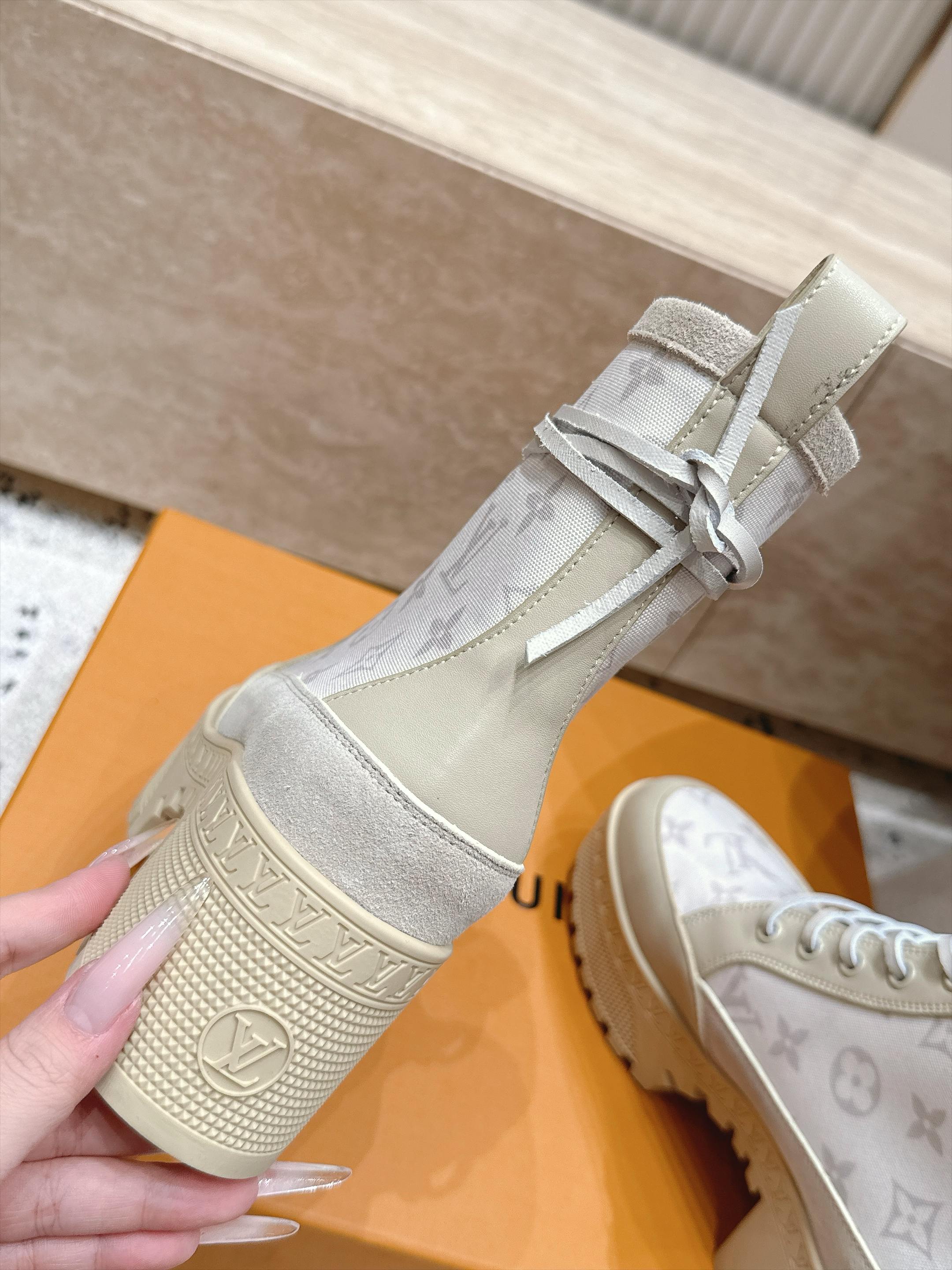 高版本 Lv驴牌 经典高跟马丁靴沙滩靴系列---原版一比一复刻 可对比细节 楦形 材料 大底等 鞋面牛皮/绒布电绣花 老