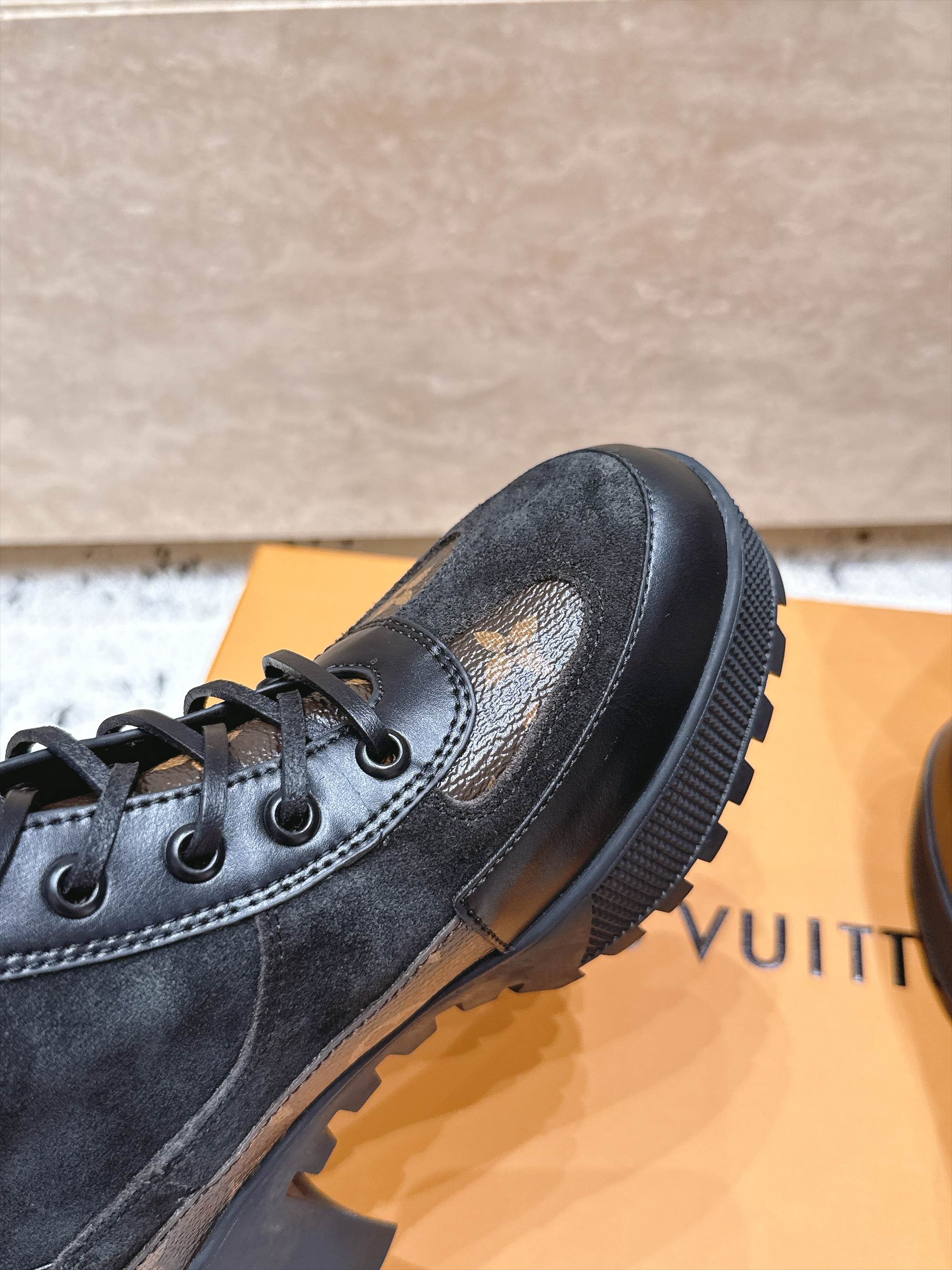 高版本 Lv驴牌 经典高跟马丁靴沙滩靴系列---原版一比一复刻 可对比细节 楦形 材料 大底等 鞋面牛皮/绒布电绣花 老