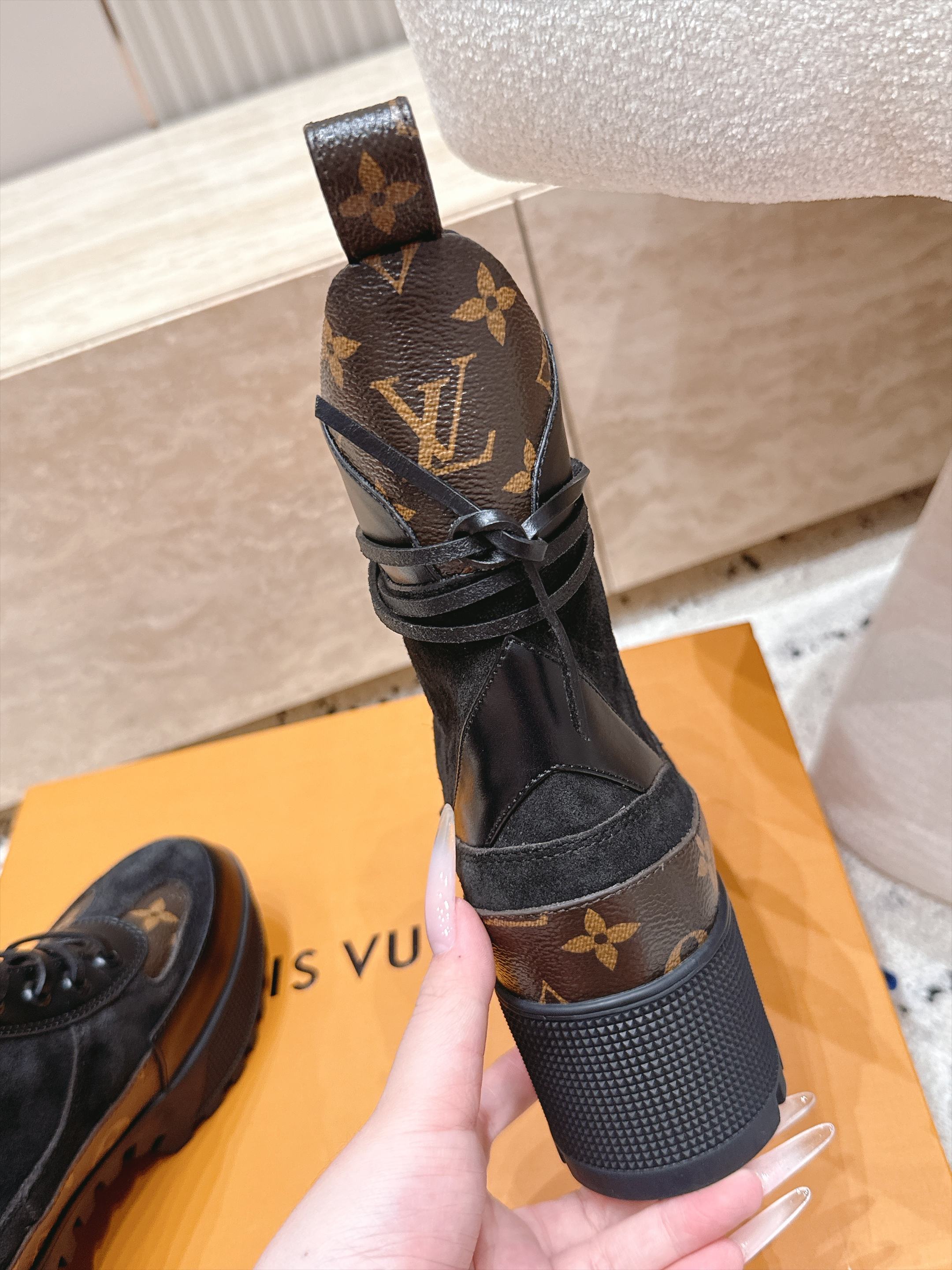 高版本 Lv驴牌 经典高跟马丁靴沙滩靴系列---原版一比一复刻 可对比细节 楦形 材料 大底等 鞋面牛皮/绒布电绣花 老