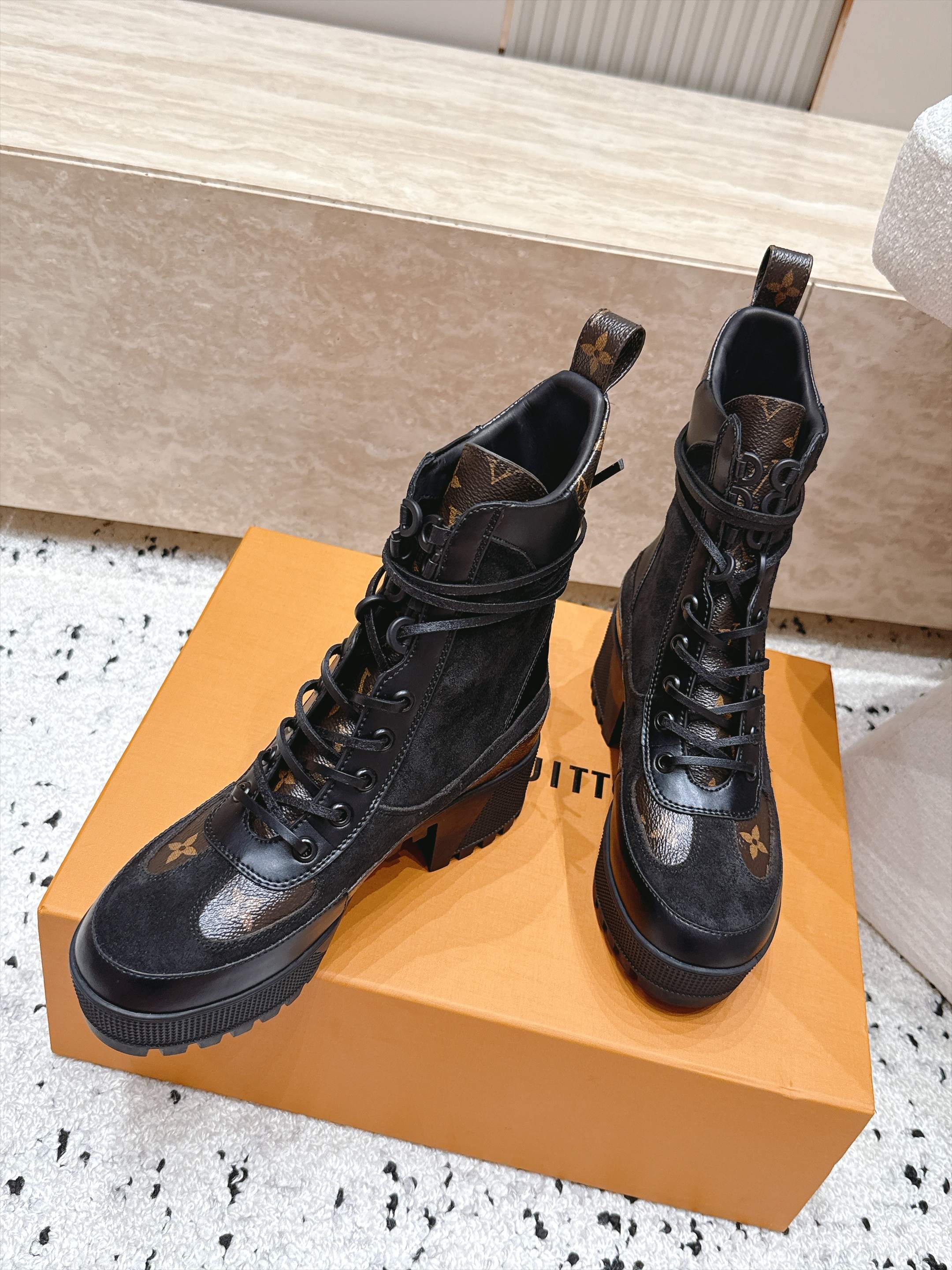 高版本 Lv驴牌 经典高跟马丁靴沙滩靴系列---原版一比一复刻 可对比细节 楦形 材料 大底等 鞋面牛皮/绒布电绣花 老
