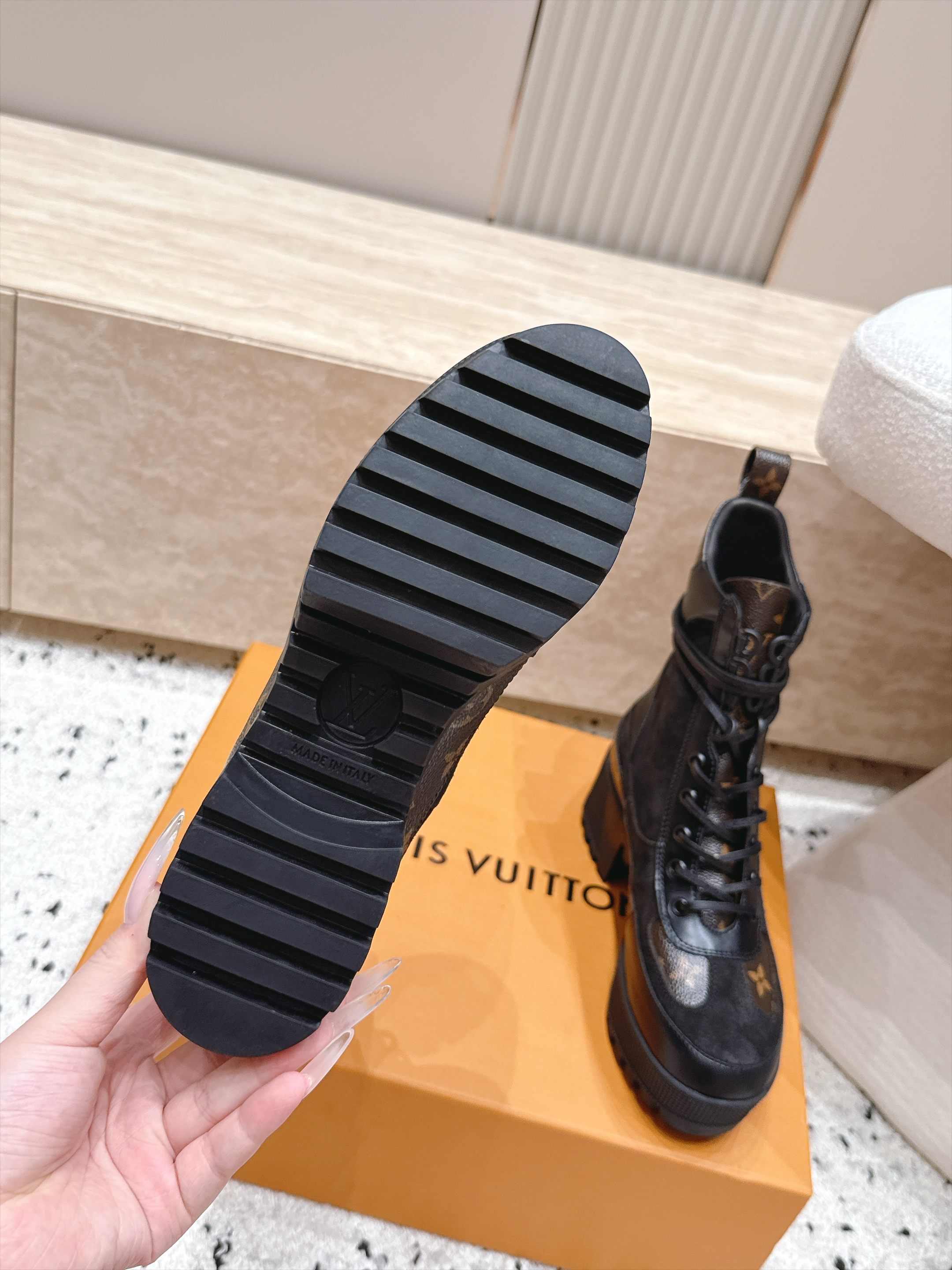 高版本 Lv驴牌 经典高跟马丁靴沙滩靴系列---原版一比一复刻 可对比细节 楦形 材料 大底等 鞋面牛皮/绒布电绣花 老