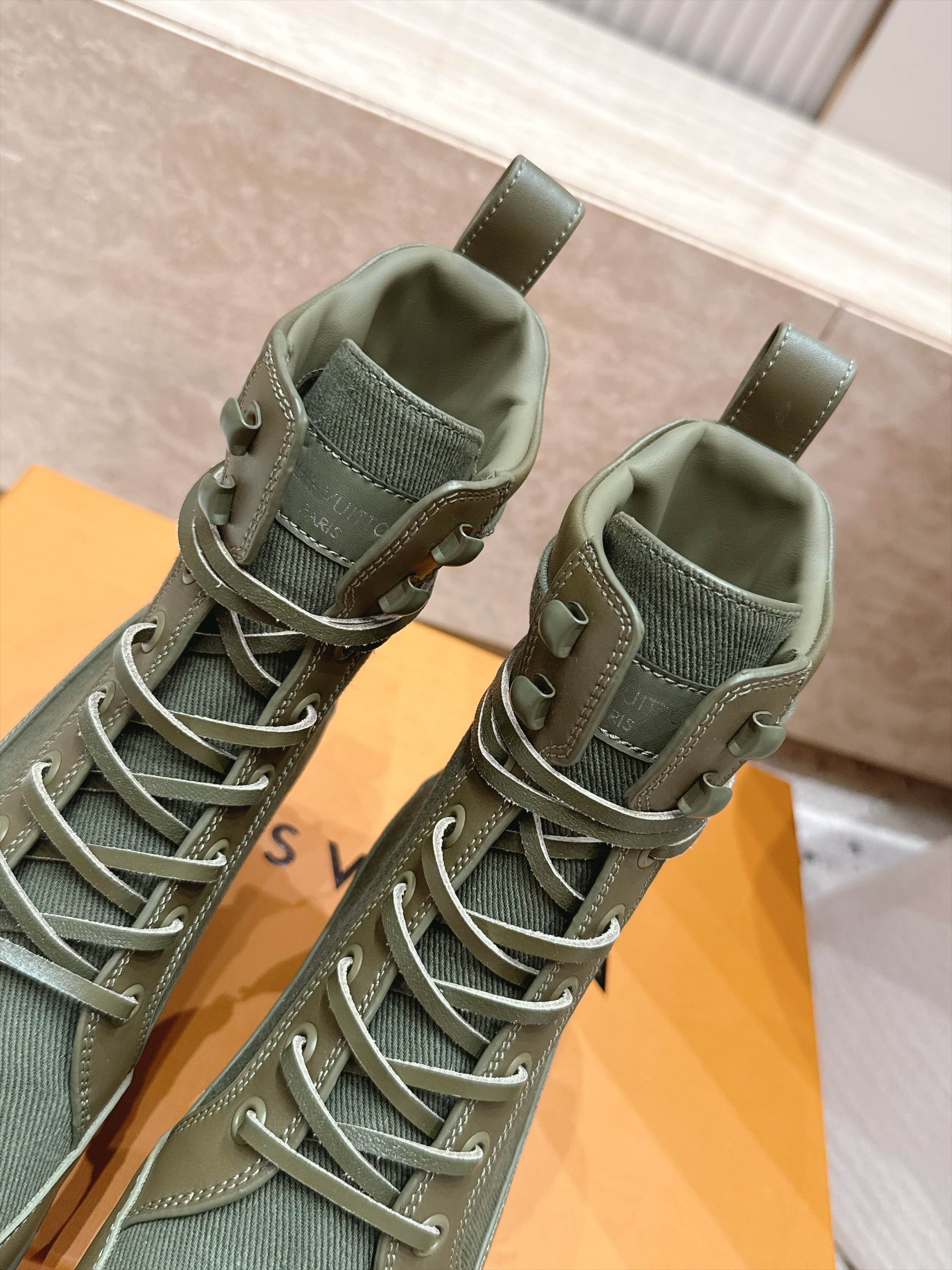 高版本 Lv驴牌 经典高跟马丁靴沙滩靴系列---原版一比一复刻 可对比细节 楦形 材料 大底等 鞋面牛皮/绒布电绣花 老